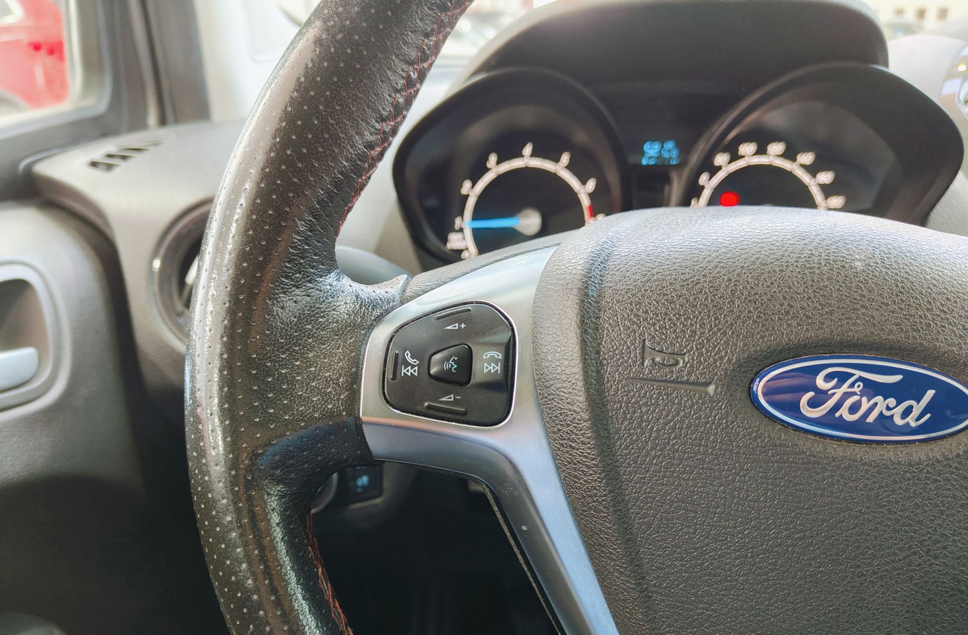 Ford Tourneo Courier 1.0 EcoBoost Sport - foto 27