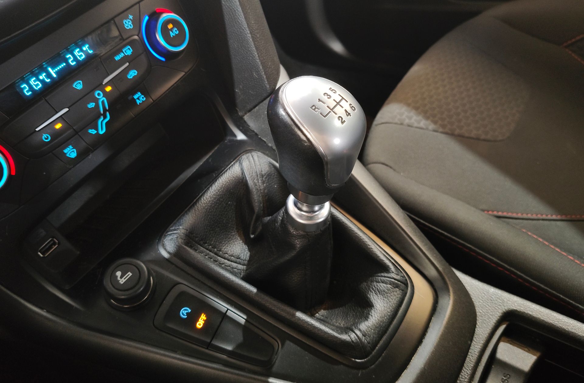 Ford Focus 1.0 EcoBoost ST-Line - foto 5