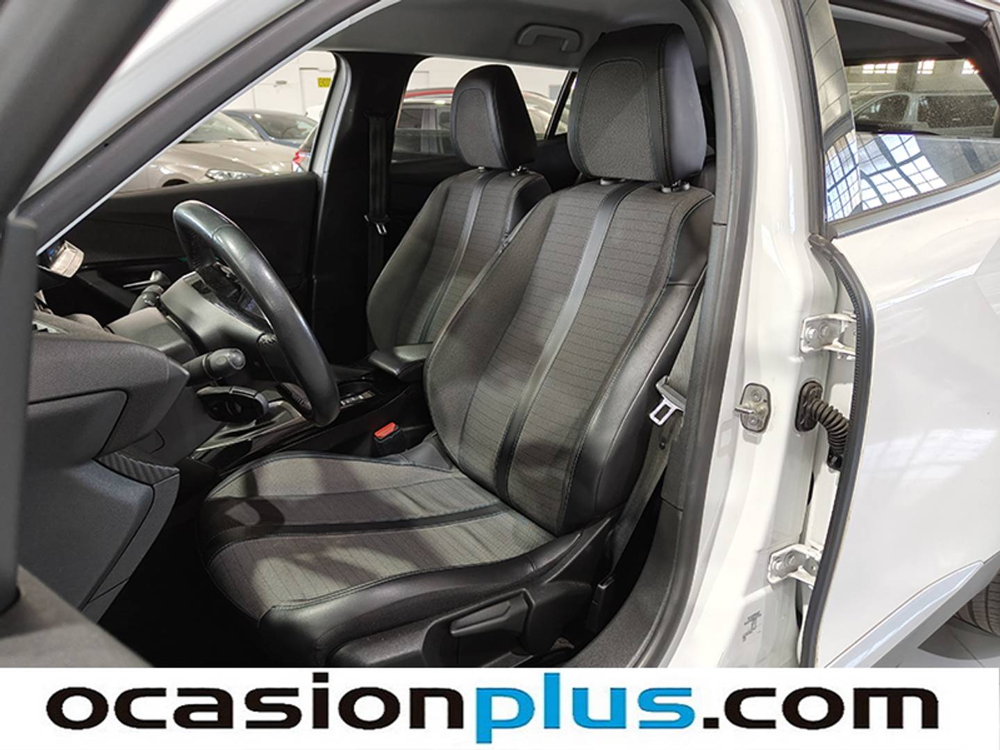 Foto asientos delanteros Peugeot 2008 Peugeot 2008 BlueHDi 110 Allure (110 CV)