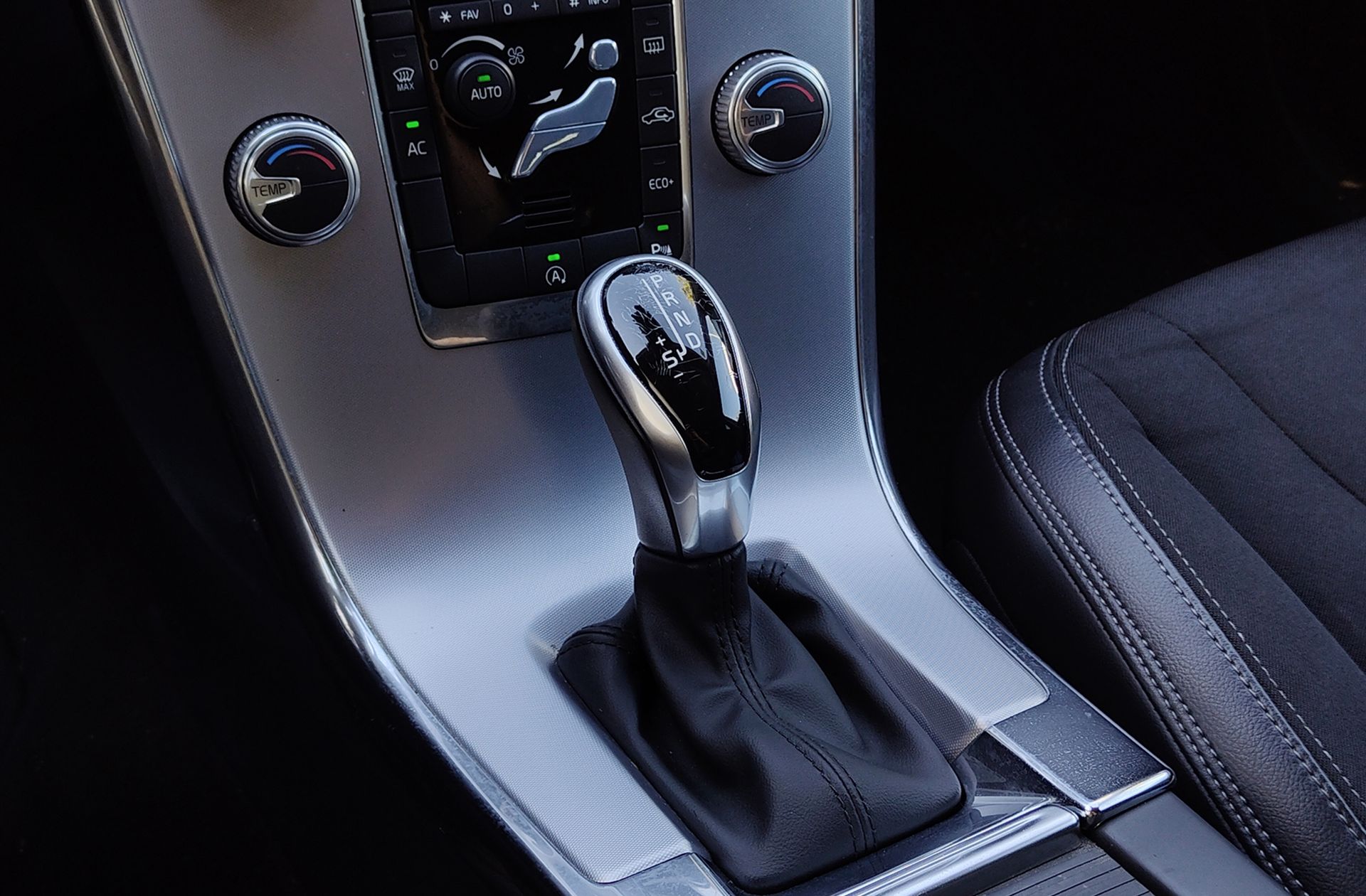 Volvo XC60 D3 Momentum - foto 5