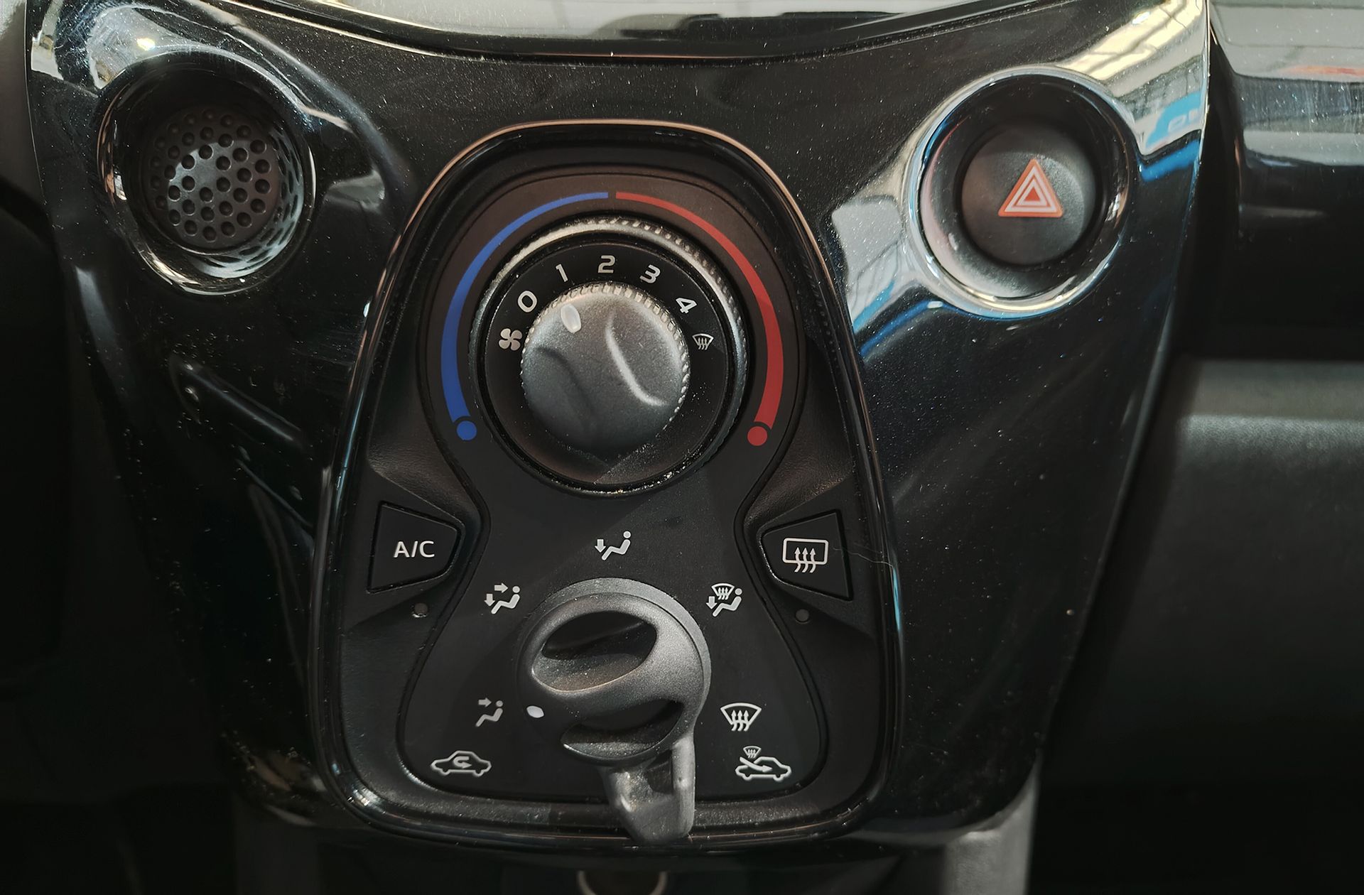Toyota Aygo 1.0 70 x-play - foto 32