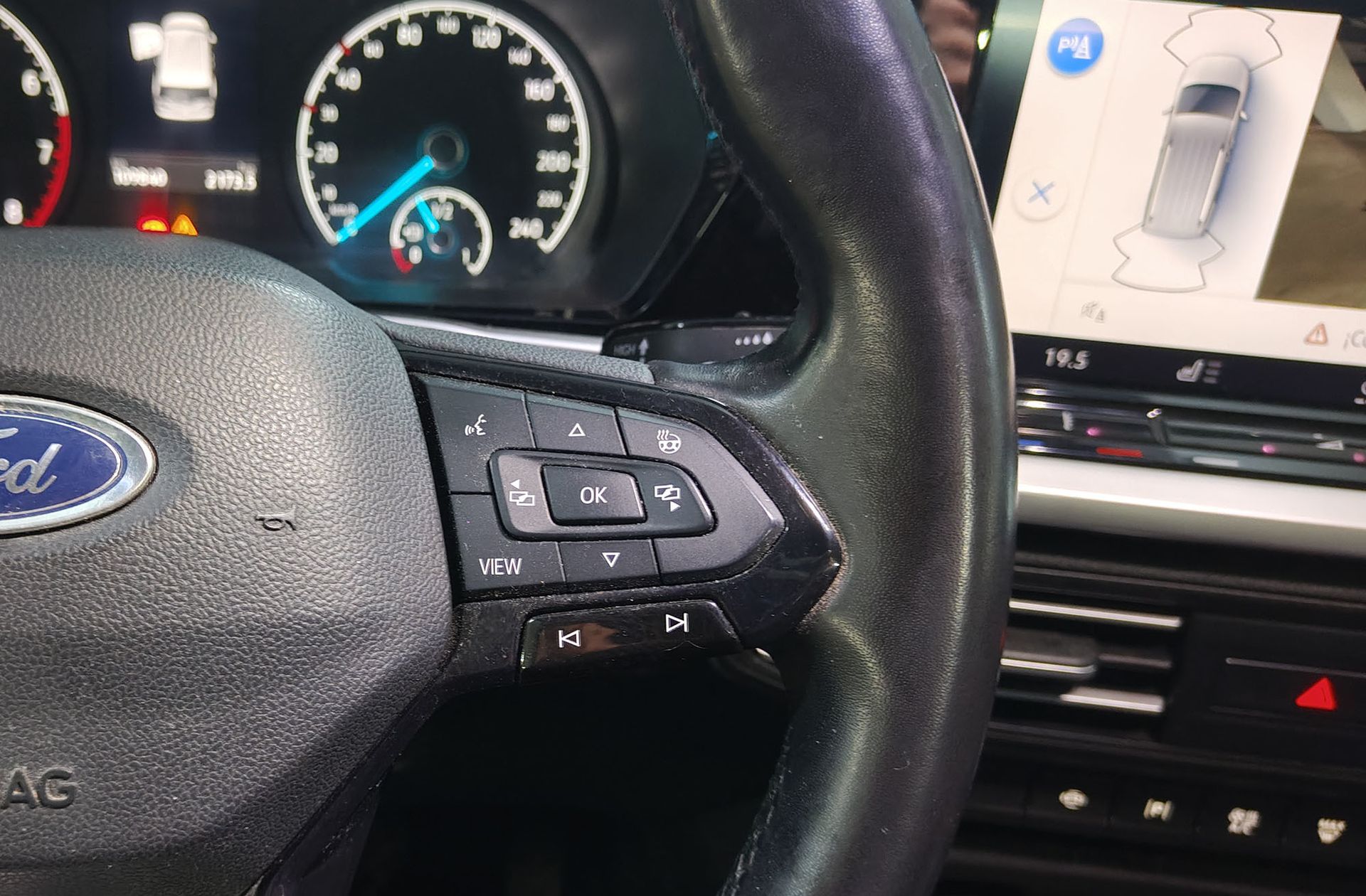 Ford Grand Tourneo Connect 1.5 EcoBoost Titanium - foto 27