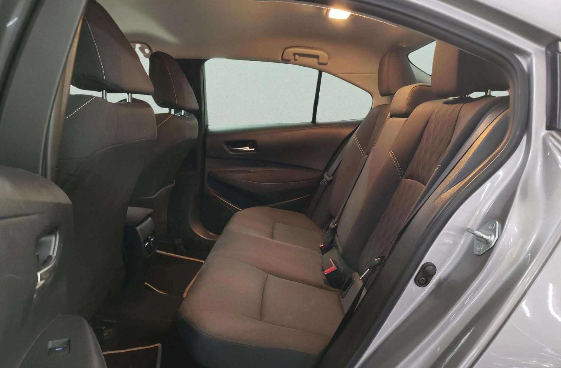 Toyota Corolla 1.8 125 Híbrido Active Tech E-CVT Sedán - foto 12