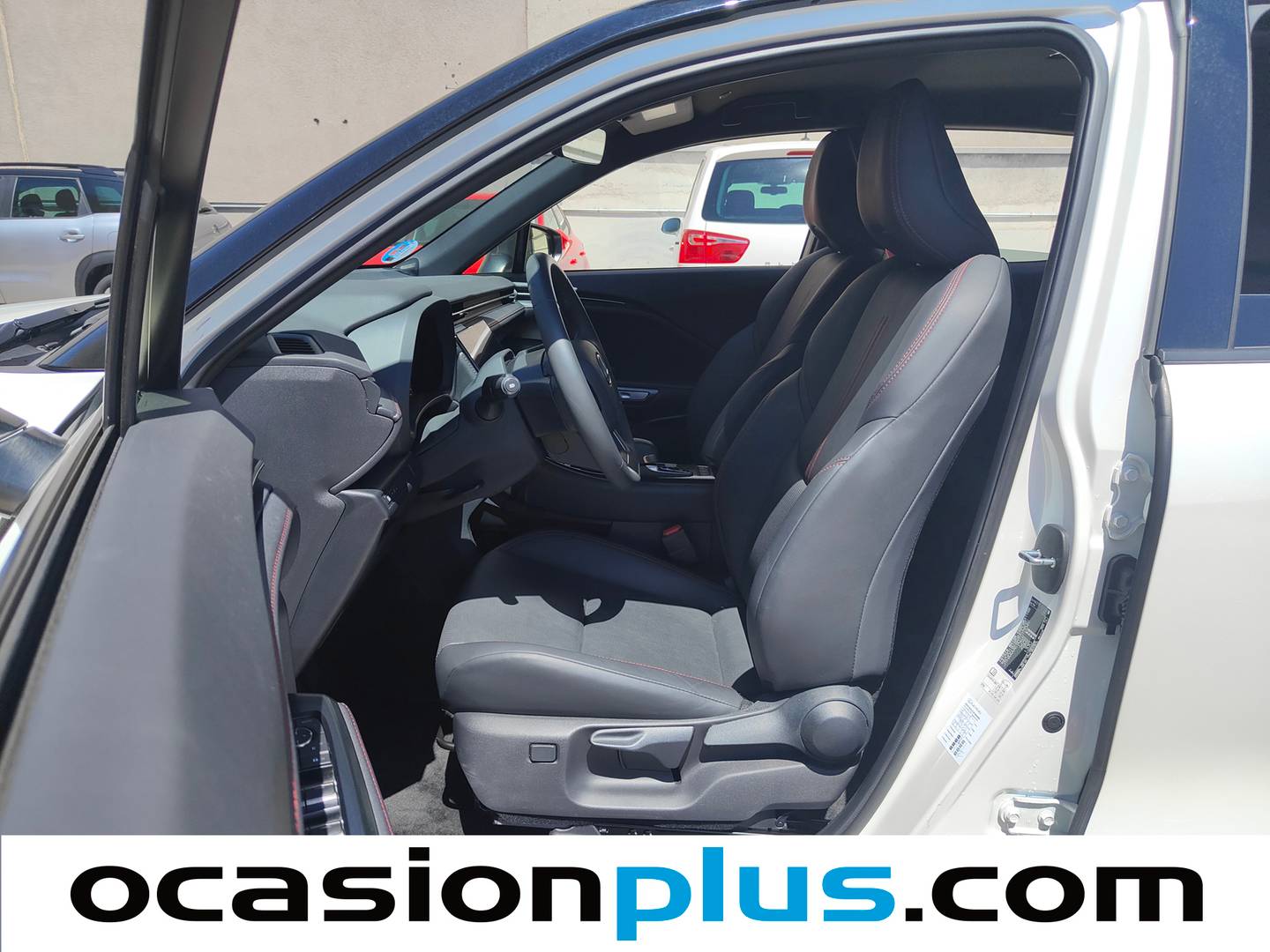 Foto asientos delanteros Lexus LBX Lexus LBX 1.5 HEV Emotion+  (136 CV)
