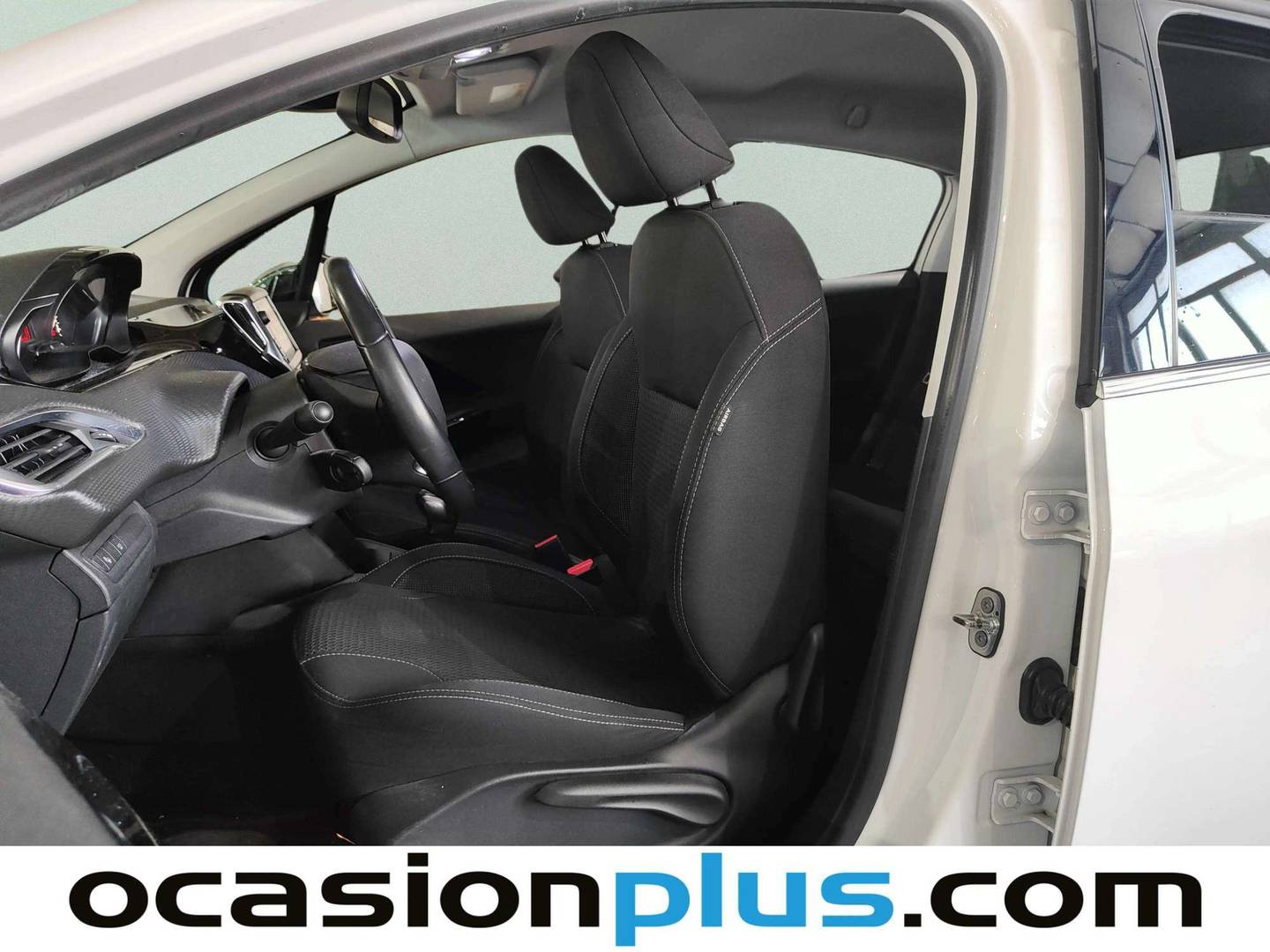 Foto asientos delanteros Peugeot 208 Peugeot 208 BlueHDi 100 Tech Edition (99 CV)