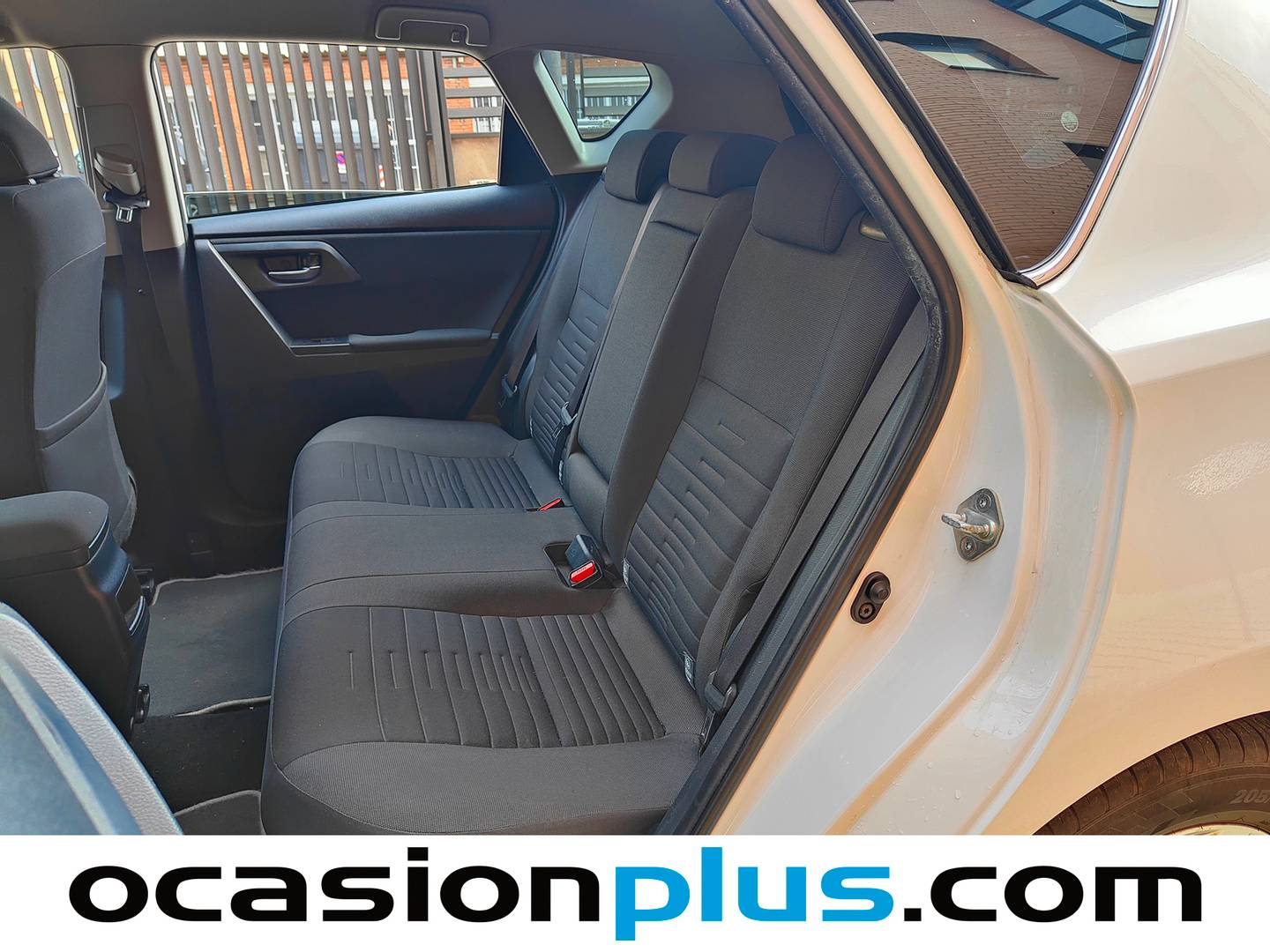 Foto asientos traseros Toyota Auris Toyota Auris 140H Hybrid Active (Business Plus) (136 CV)