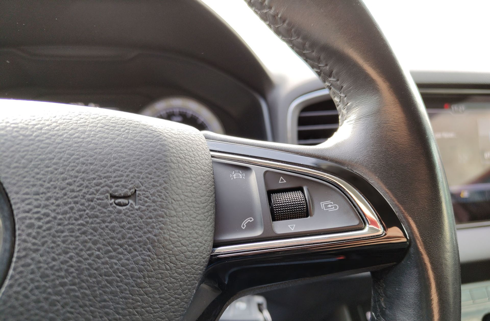 Škoda Karoq 1.6 TDI Ambition - foto 28