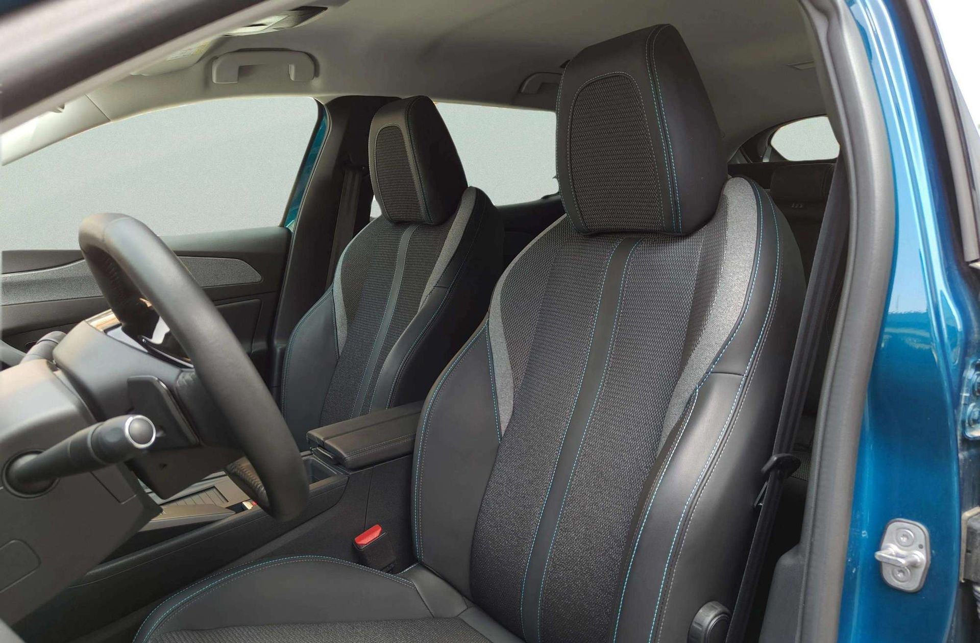 Peugeot 408 Allure Hybrid 145 eDCS6 - foto 7
