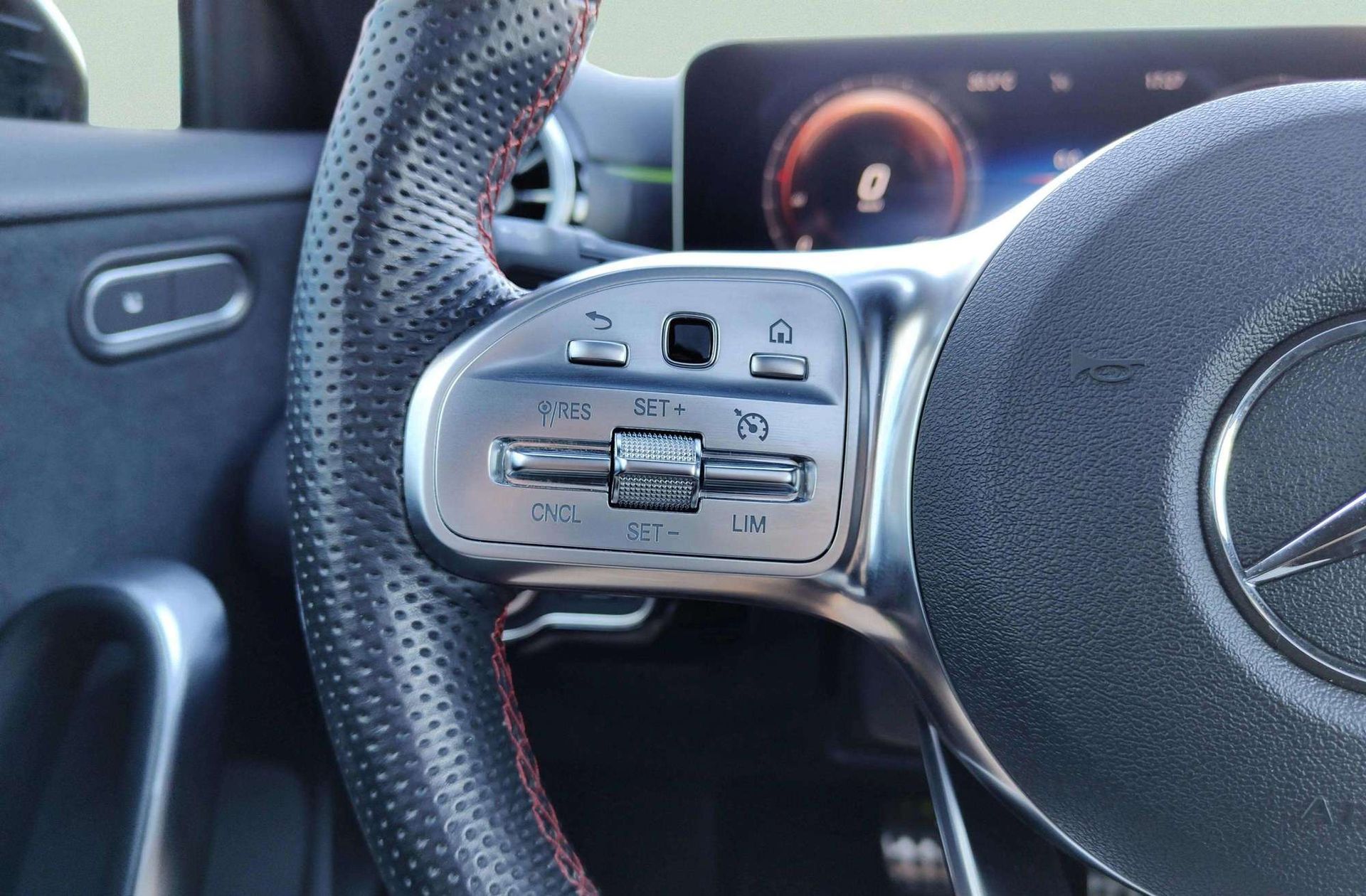 Mercedes-Benz Clase A 200 d Pack AMG - foto 36