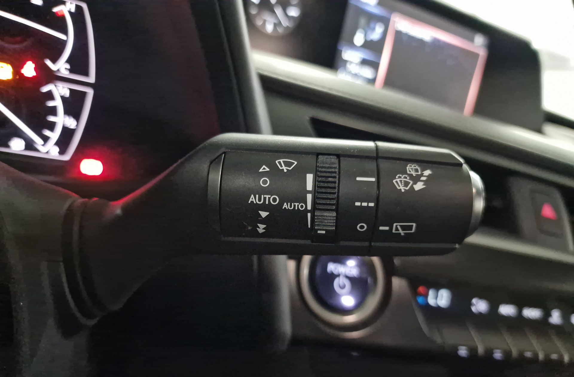 Lexus UX 250h Business 2WD - foto 28