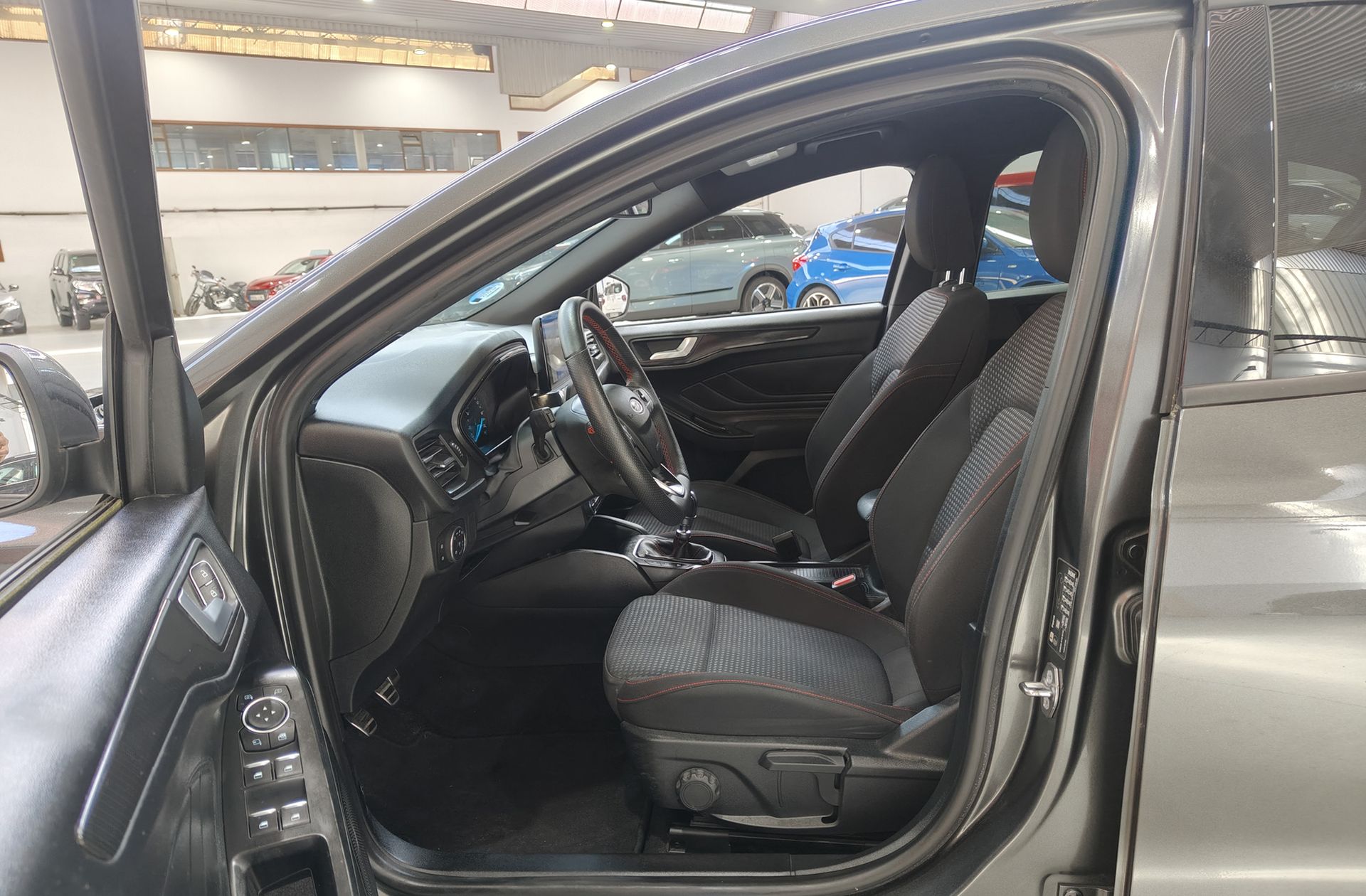 Ford Focus 1.0 EcoBoost MHEV ST-Line - foto 11