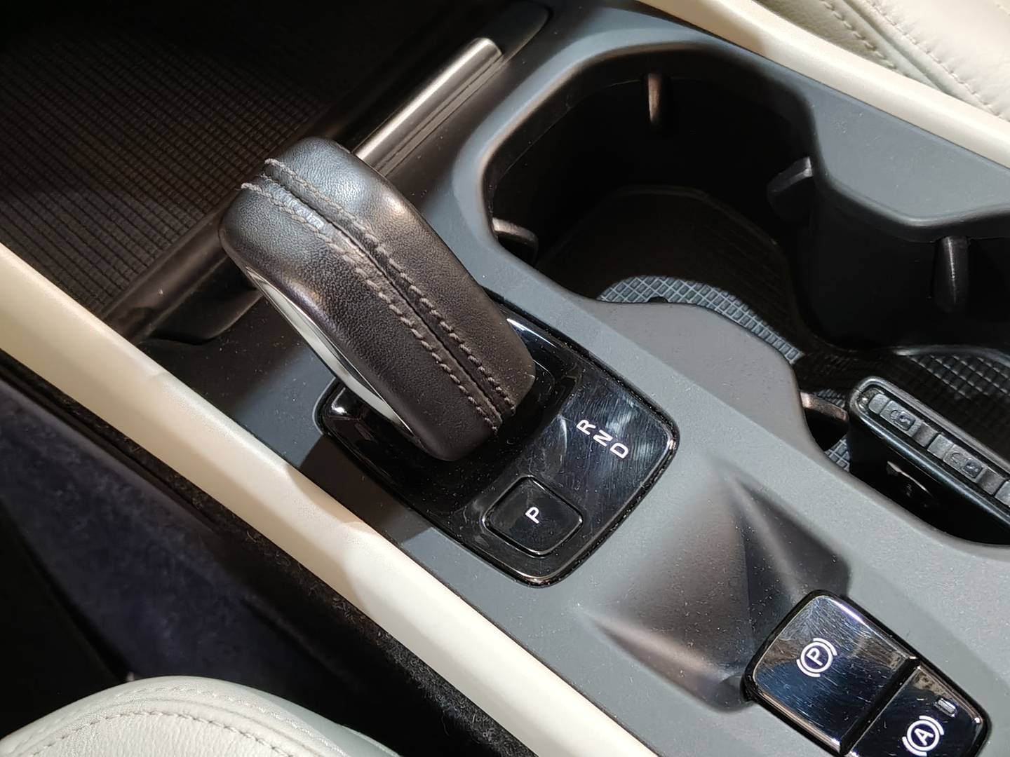 Foto Volvo XC40 Volvo XC40 D3 Momentum Auto 110 kW (150 CV)