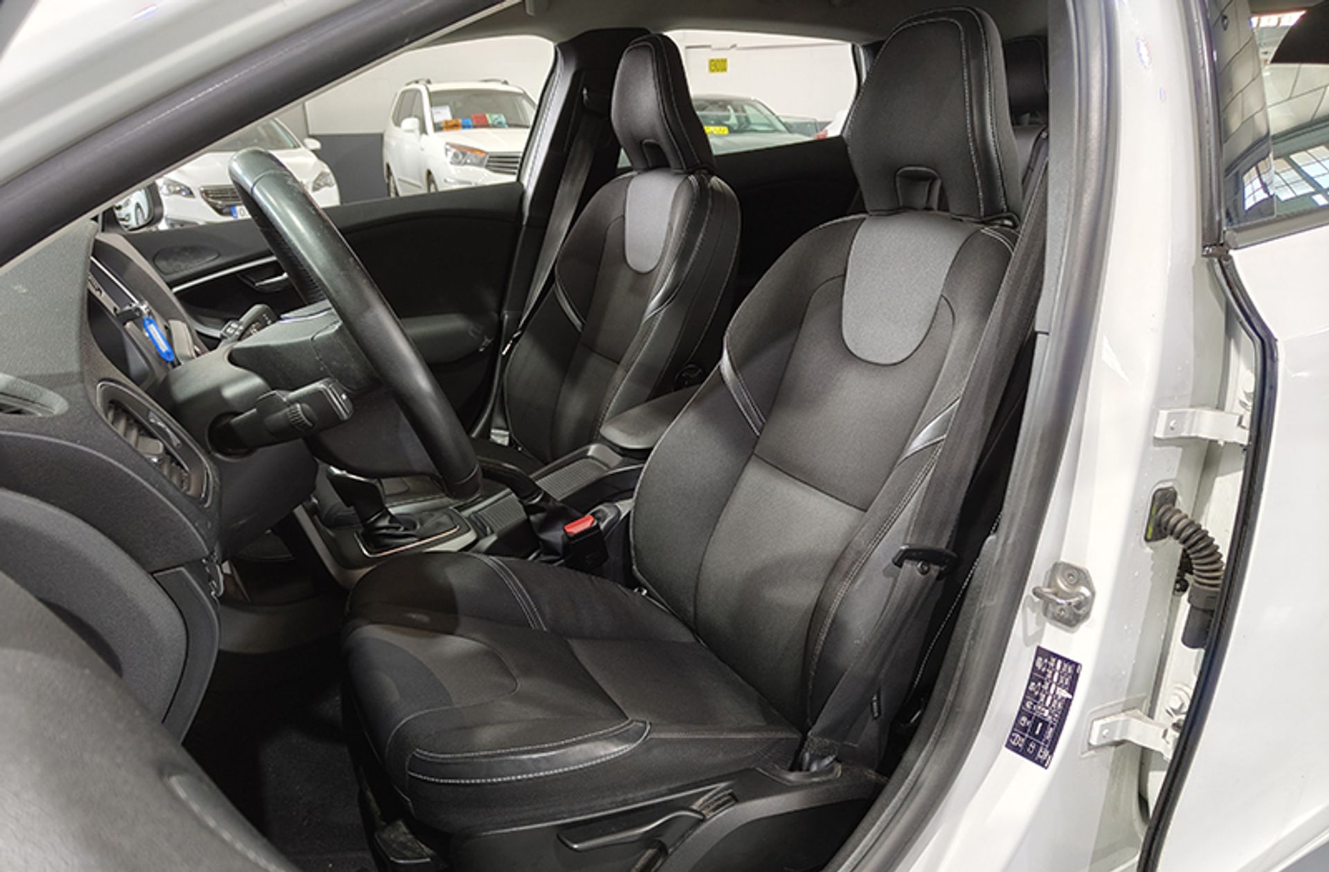 Volvo V40 D3 Momentum - foto 9