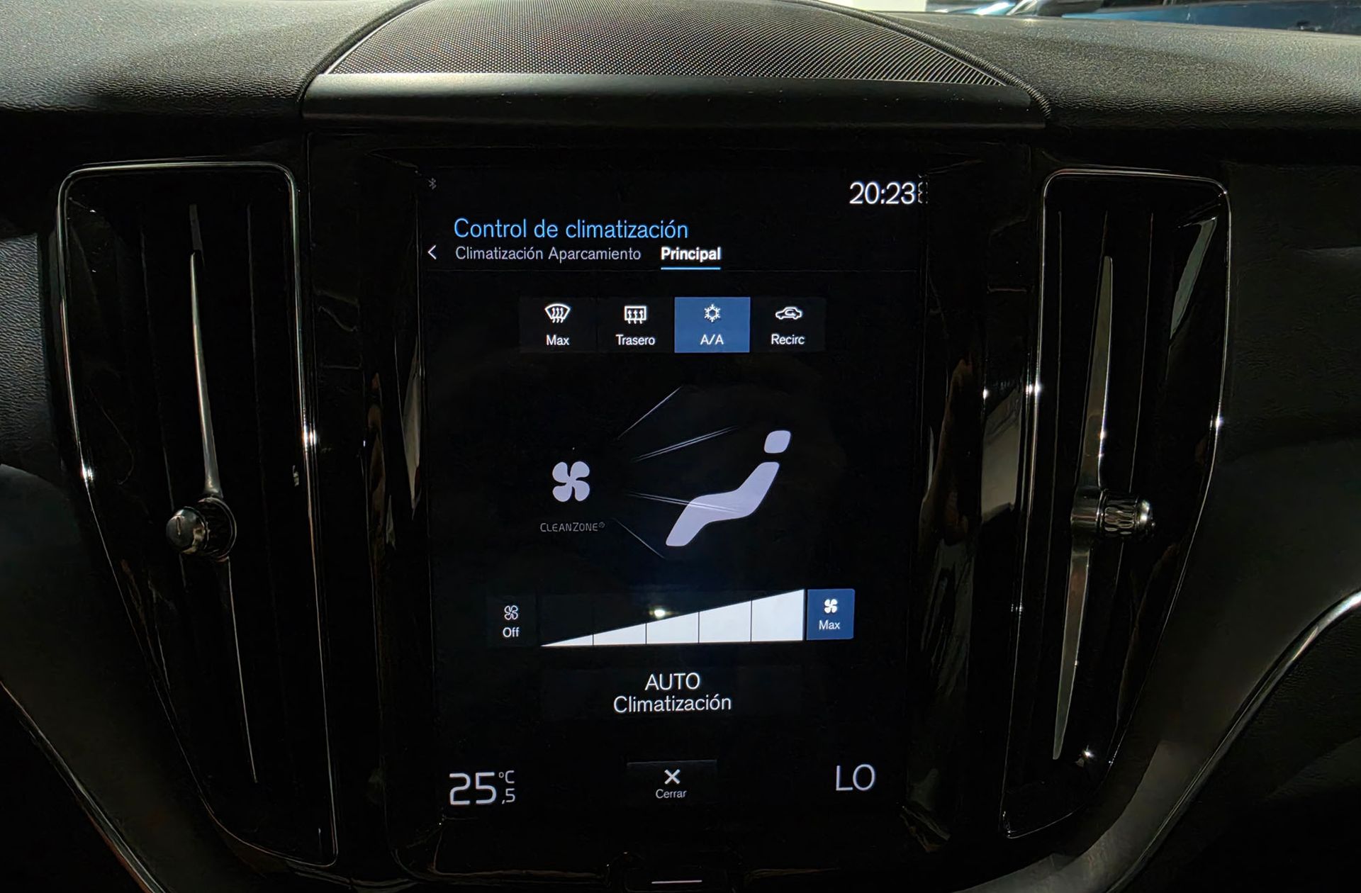 Volvo XC60 T4 Momentum - foto 30