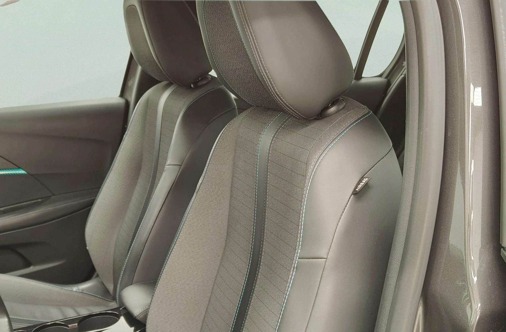 Peugeot 208 PureTech 100 Allure EAT8 - foto 11