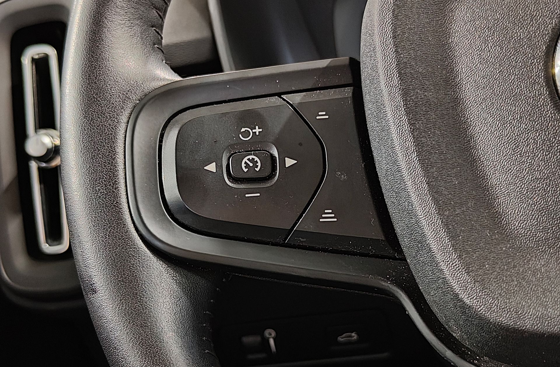 Volvo XC40 T2 Momentum Core - foto 29