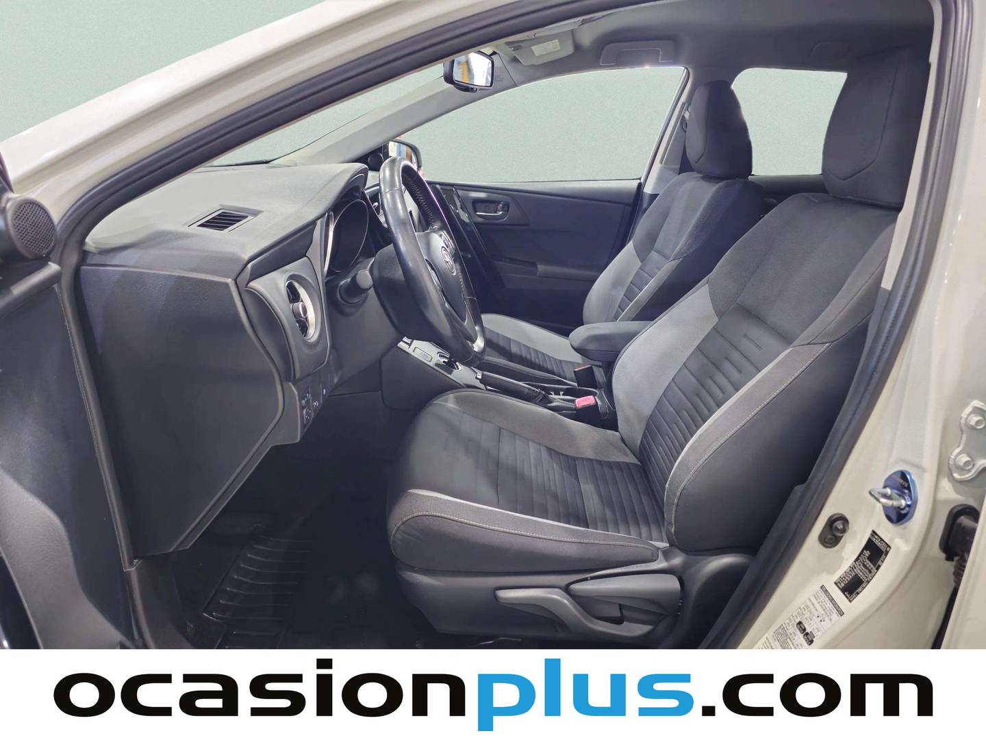 Foto asientos delanteros Toyota Auris Toyota Auris 140H Touring Sports Active (136 CV)