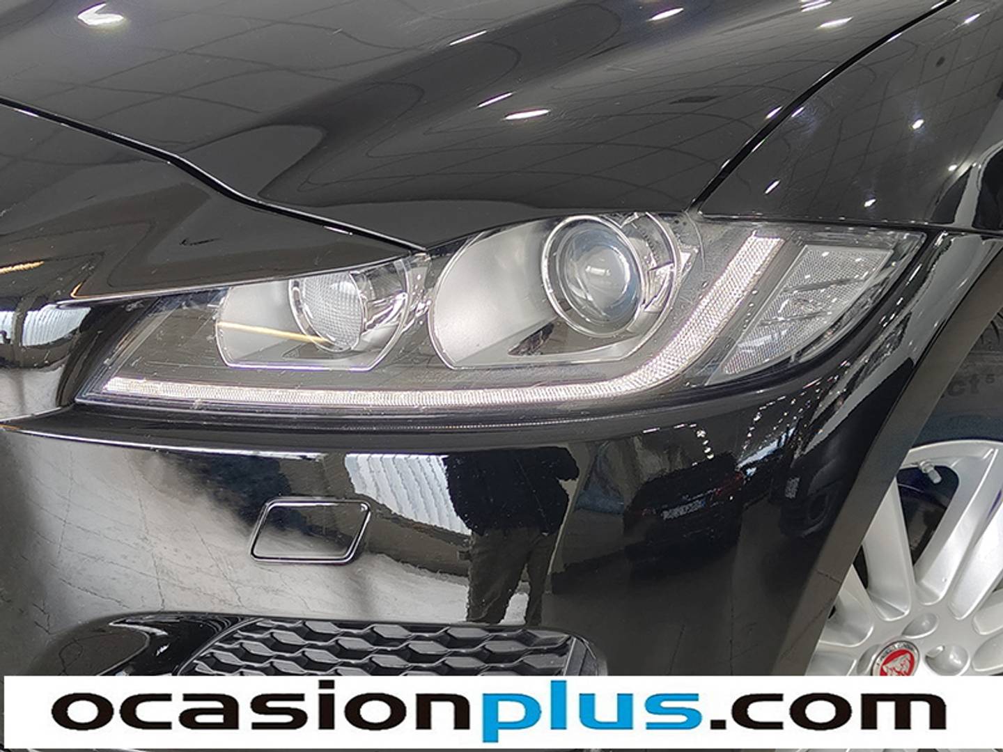 Foto Jaguar F-Pace Jaguar F-PACE 2.0L i4D Pure RWD (180 CV)