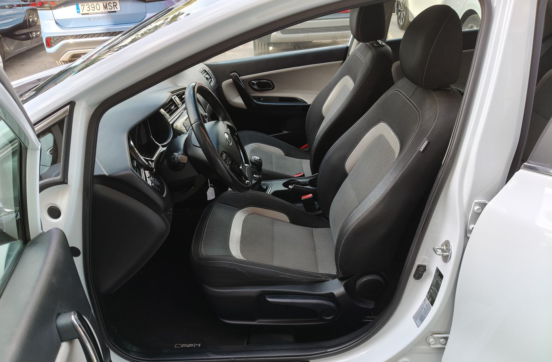 Kia Ceed 1.6 CRDi VGT Eco-Dynamics Uefa Euro2016 - foto 10