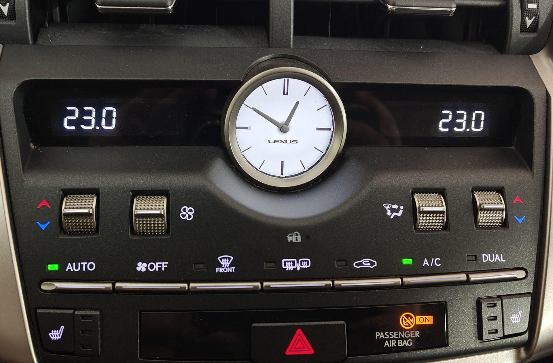Lexus NX 300h Premium 2WD - foto 37