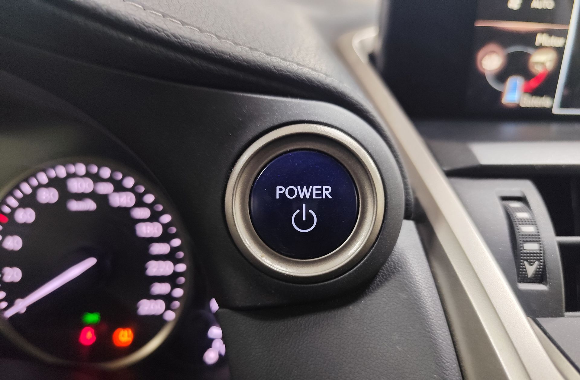 Lexus NX 300h Premium 2WD - foto 34