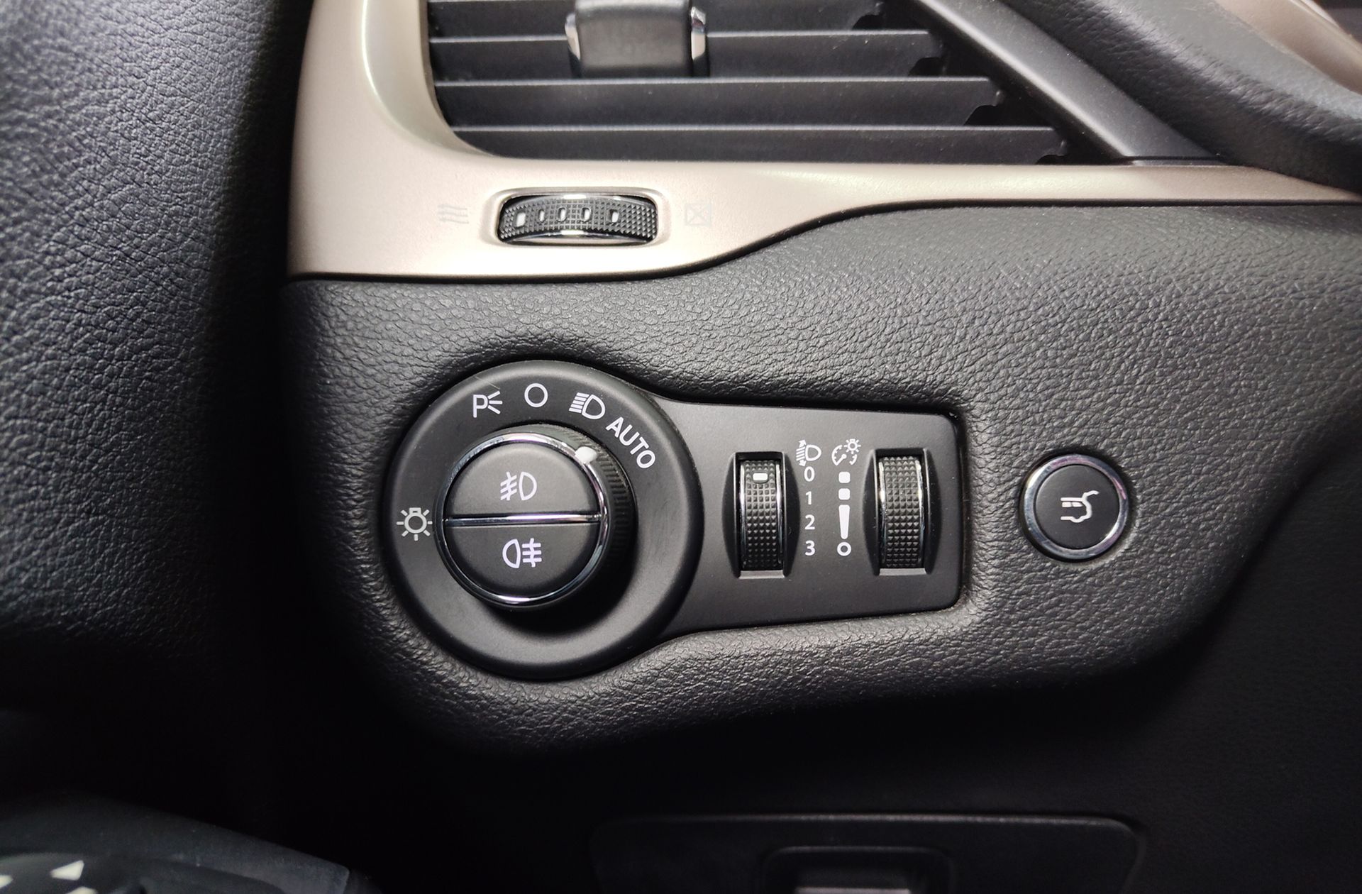 Jeep Cherokee 2.0 CRD Longitude 4x2 - foto 14
