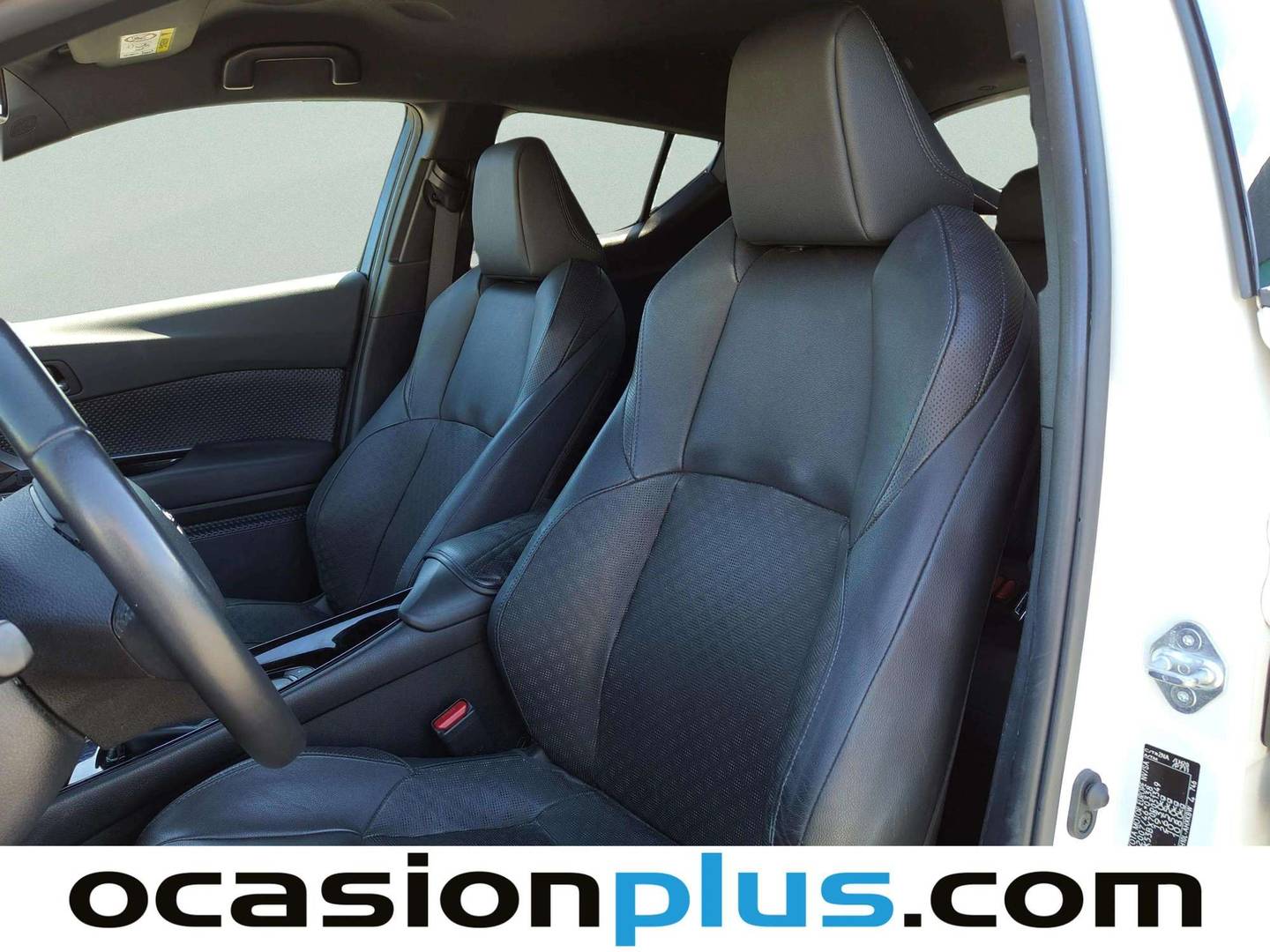 Extras y acabados del Toyota C-HR Toyota C-HR 180H Advance (184 CV)