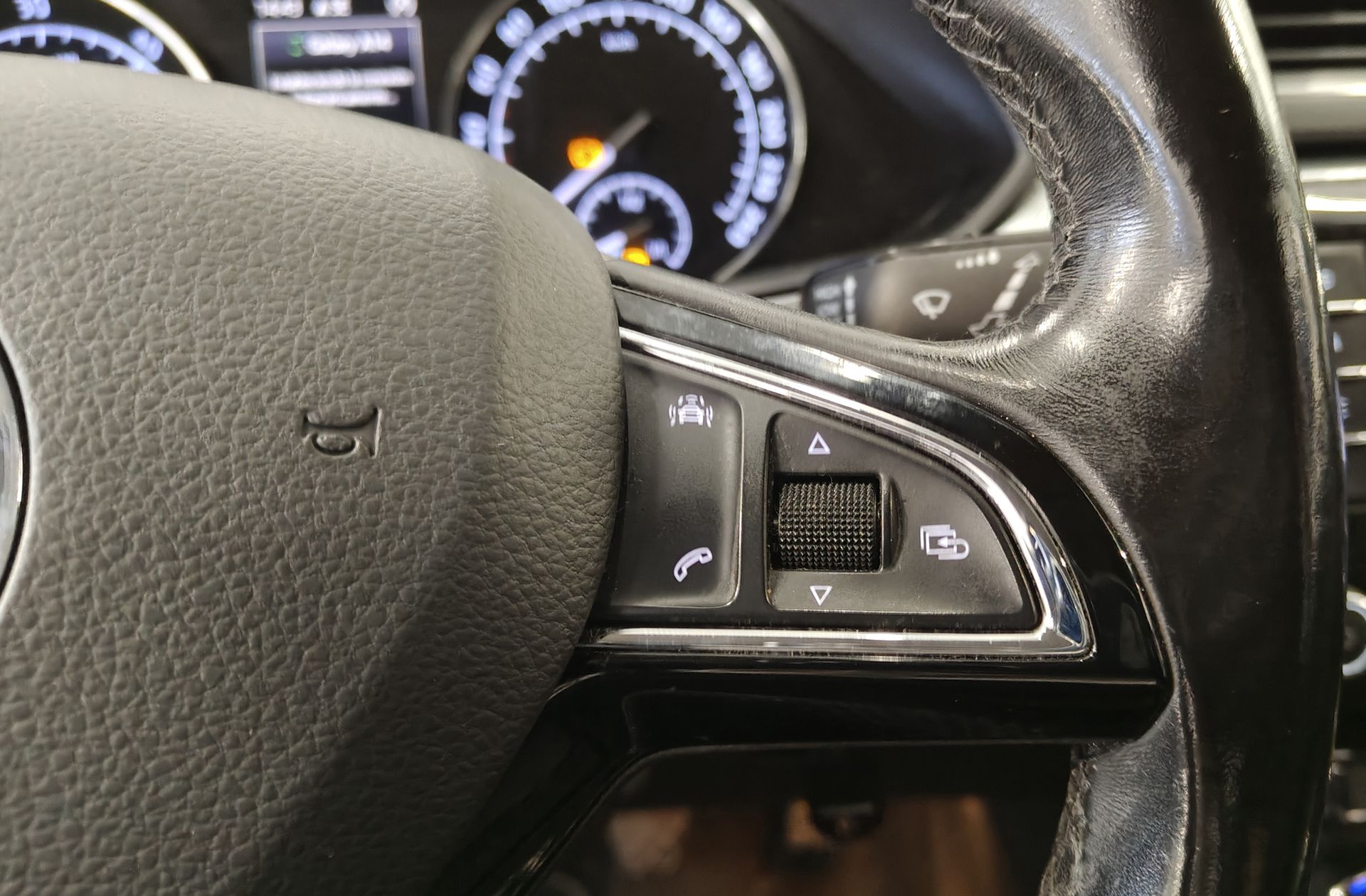 Škoda Superb Combi 2.0 TDI Ambition - foto 27