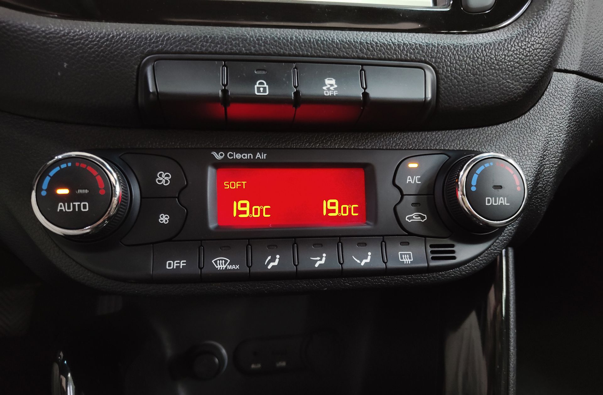 Kia Ceed 1.6 CRDi VGT Emotion - foto 30