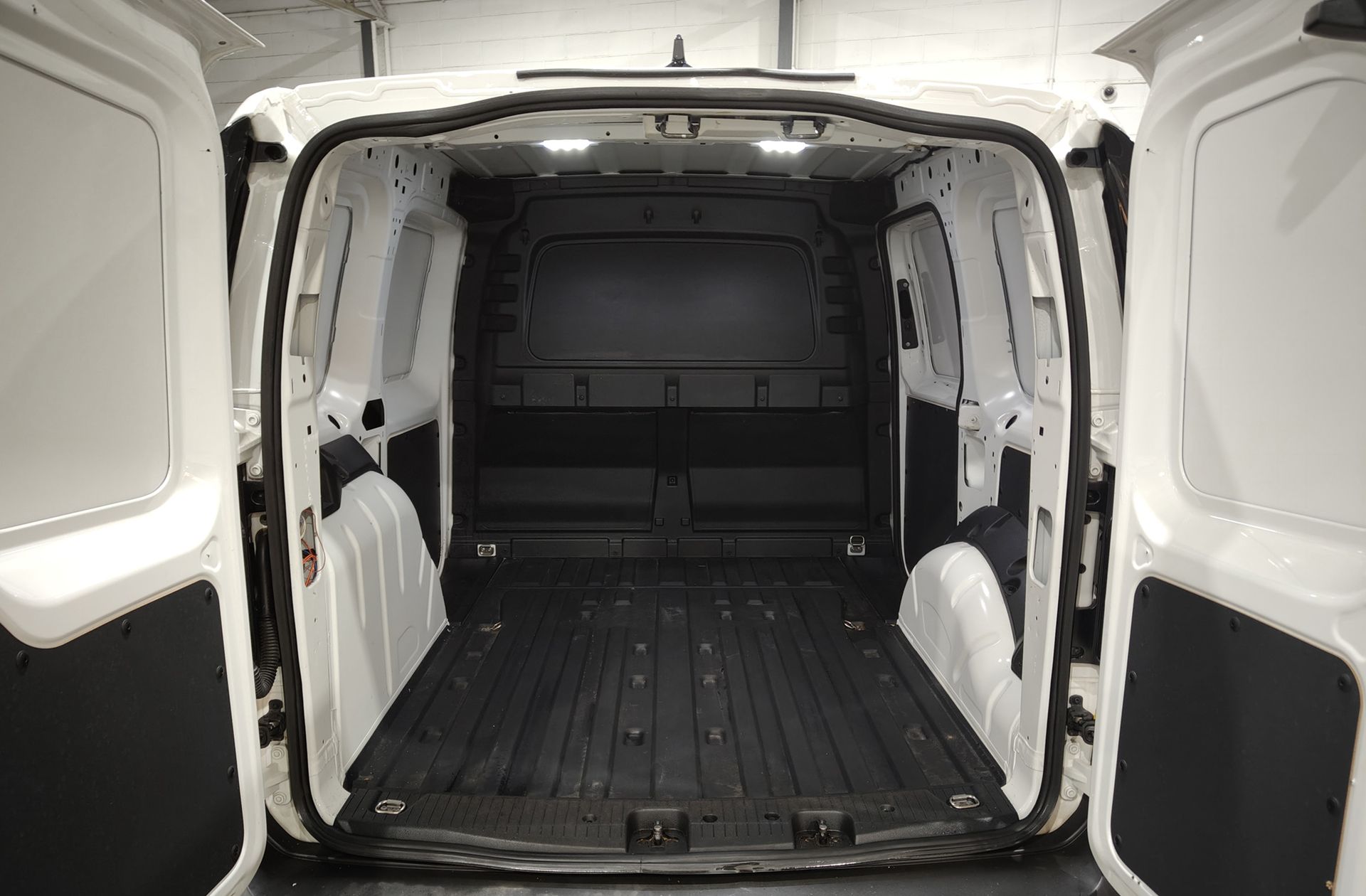 Volkswagen Caddy Cargo 2.0 TDI - foto 11