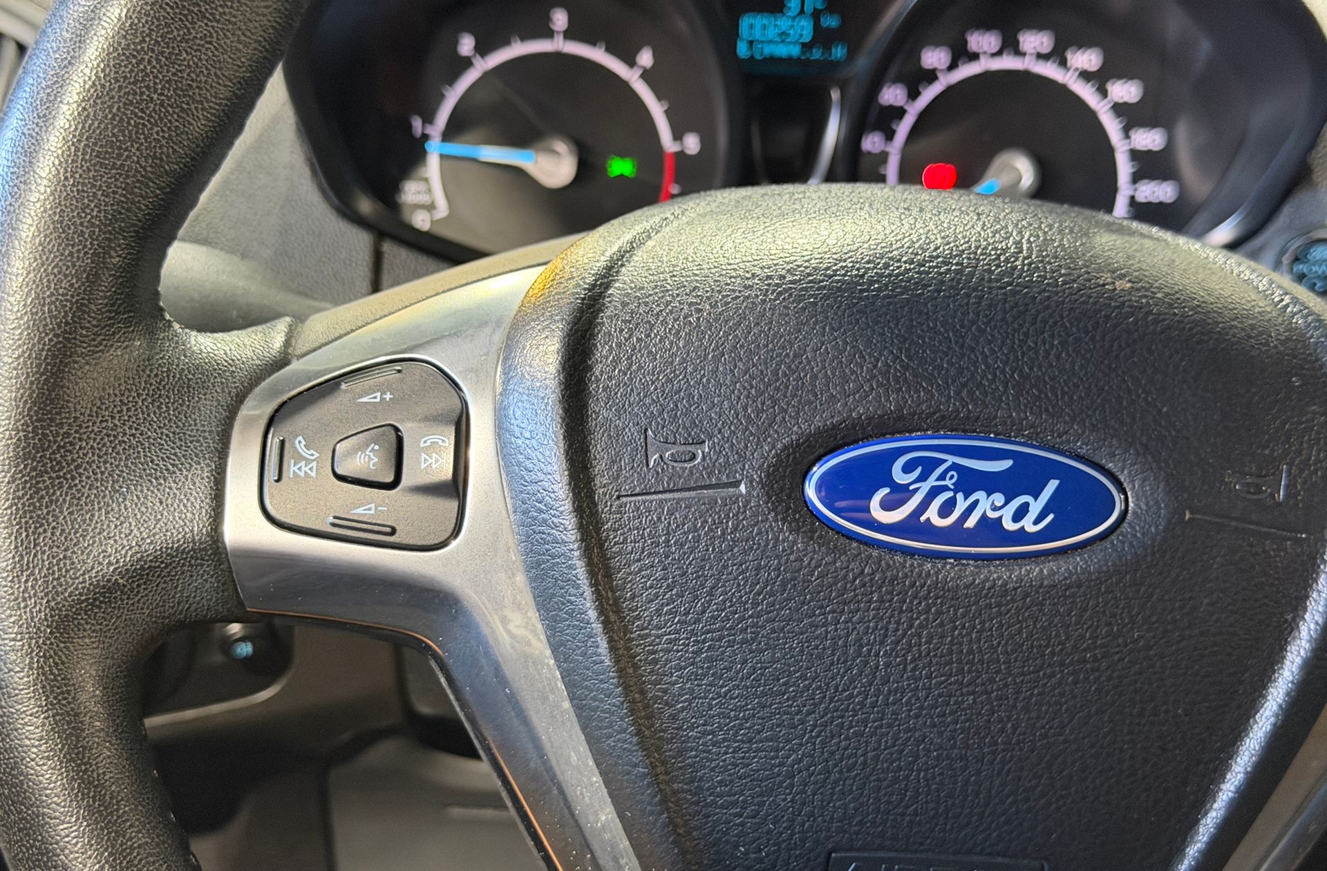 Ford EcoSport 1.5 TDCi Limited Edition - foto 24