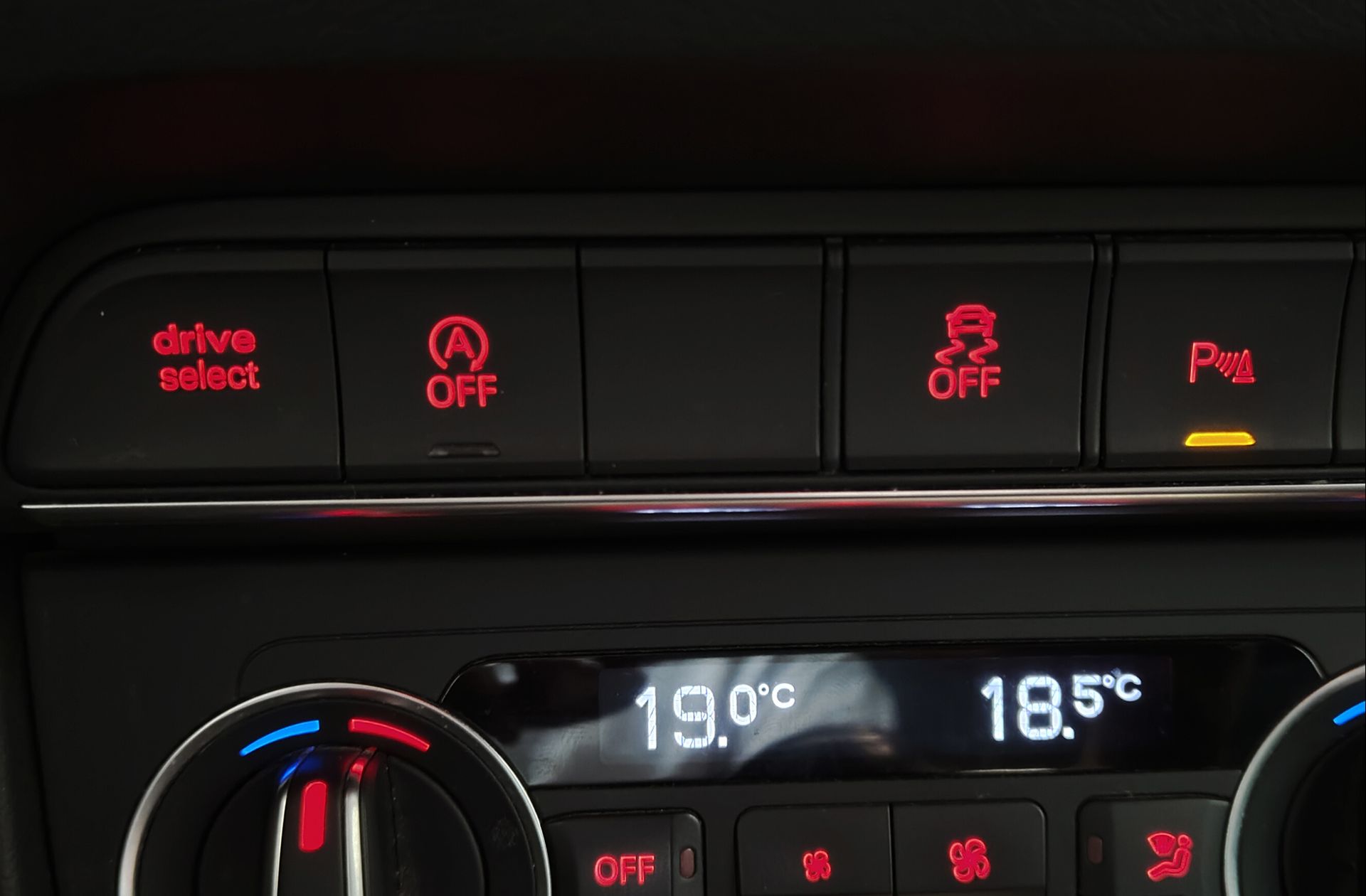 Audi Q3 design edition 2.0 TDI - foto 38