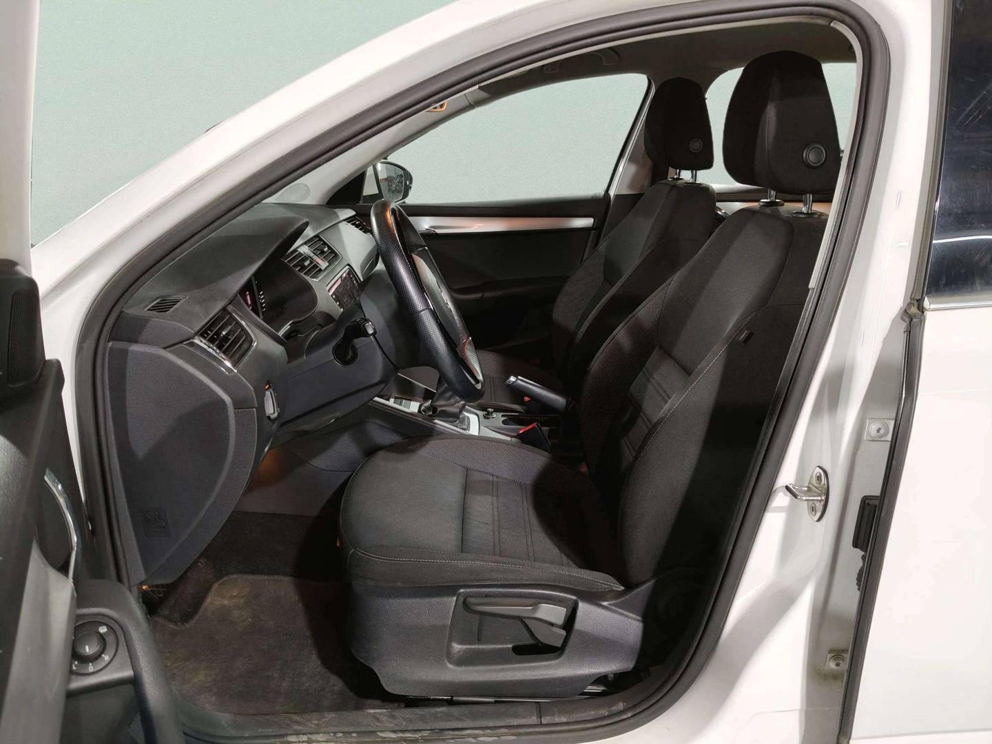 Foto Skoda Octavia Skoda Octavia Combi 1.6 TDI CR Ambition (115 CV)