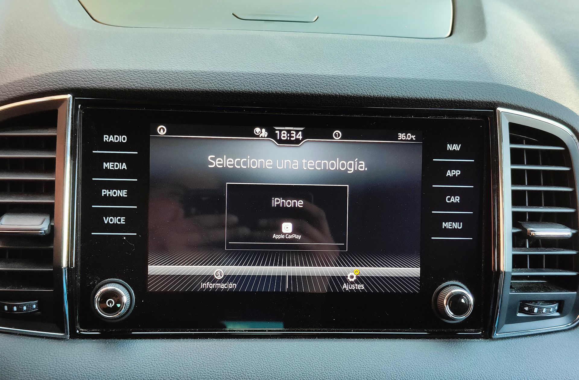 Škoda Karoq 1.5 TSI ACT Ambition DSG - foto 7
