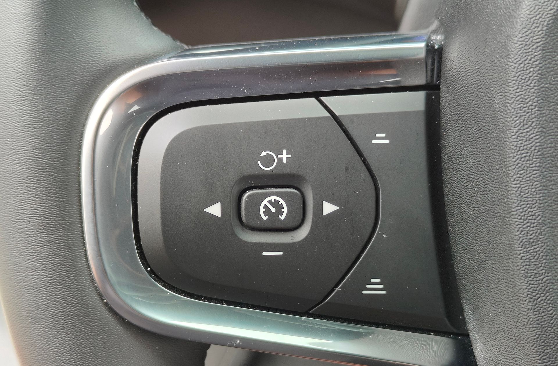 Volvo XC40 B3 Gasolina Mild hybrid Plus Dark - foto 24