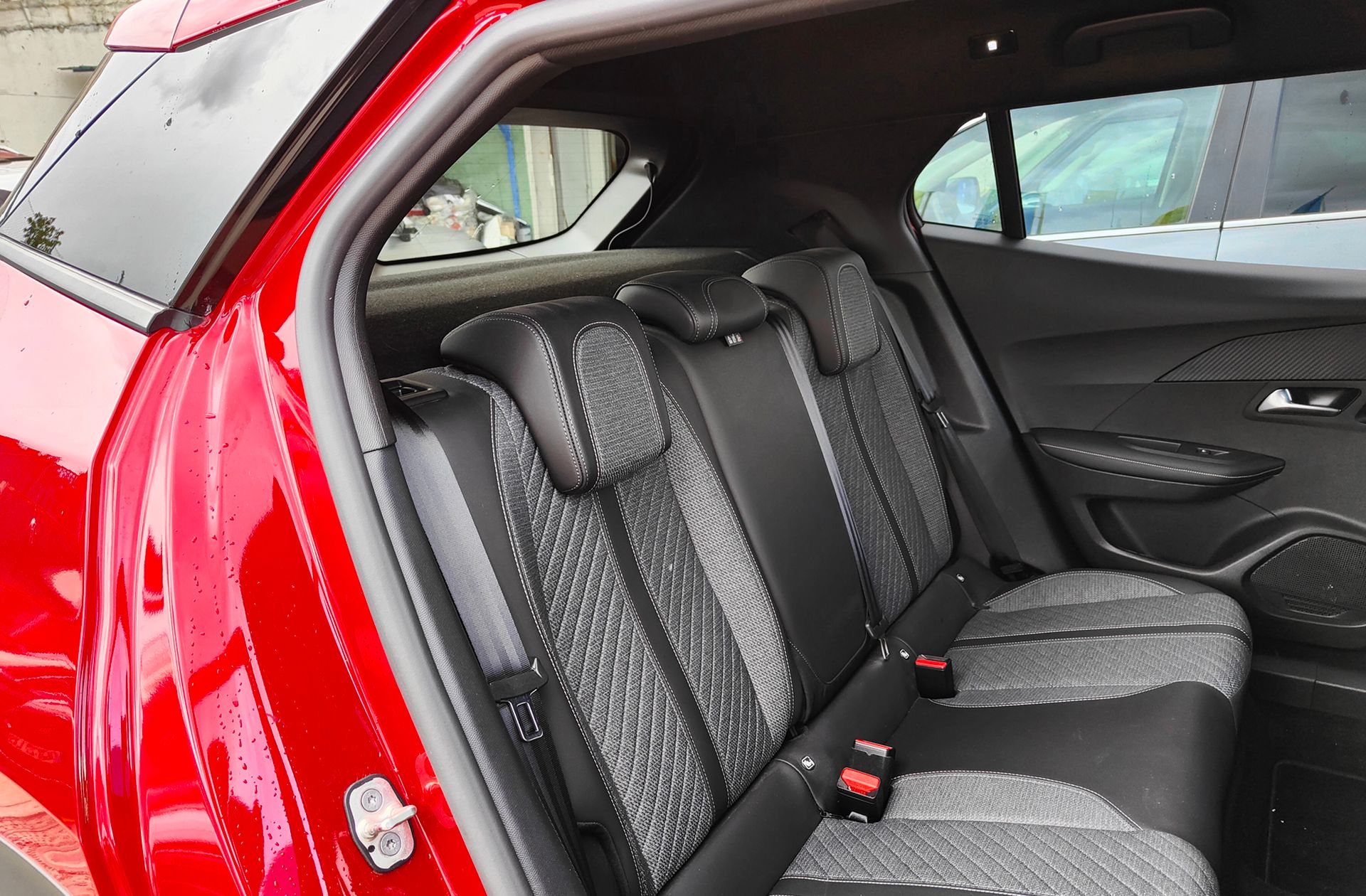 Peugeot 2008 PureTech 130 Allure EAT8 - foto 18