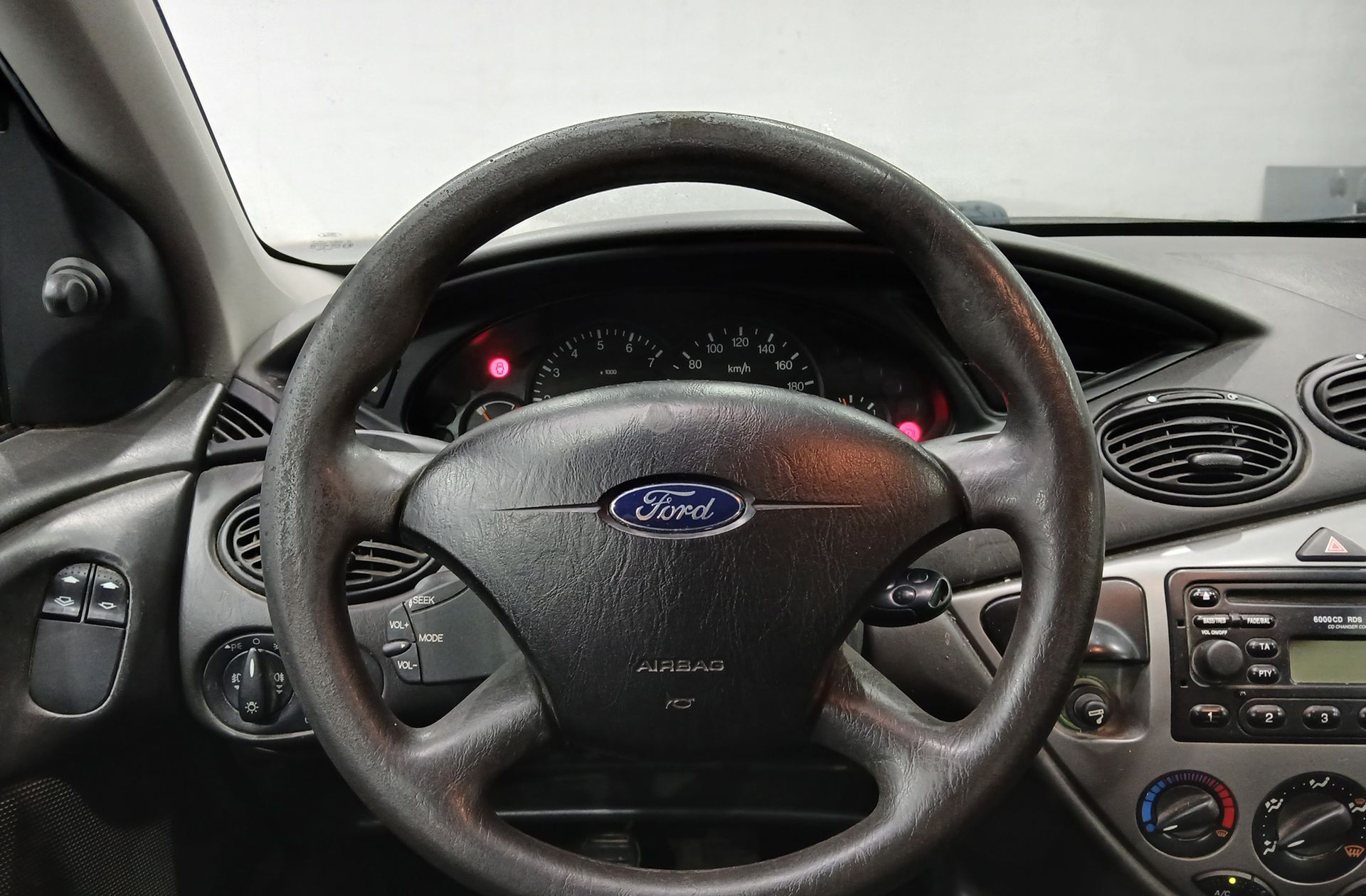 Ford Focus 1.6 Sedan Ghia - foto 19