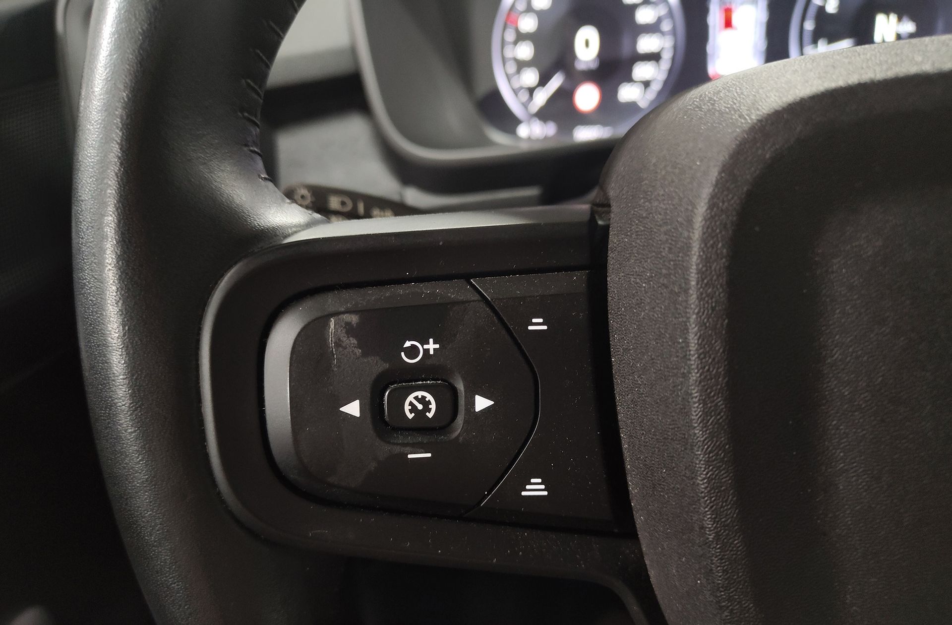 Volvo XC40 T2 Momentum Core - foto 28