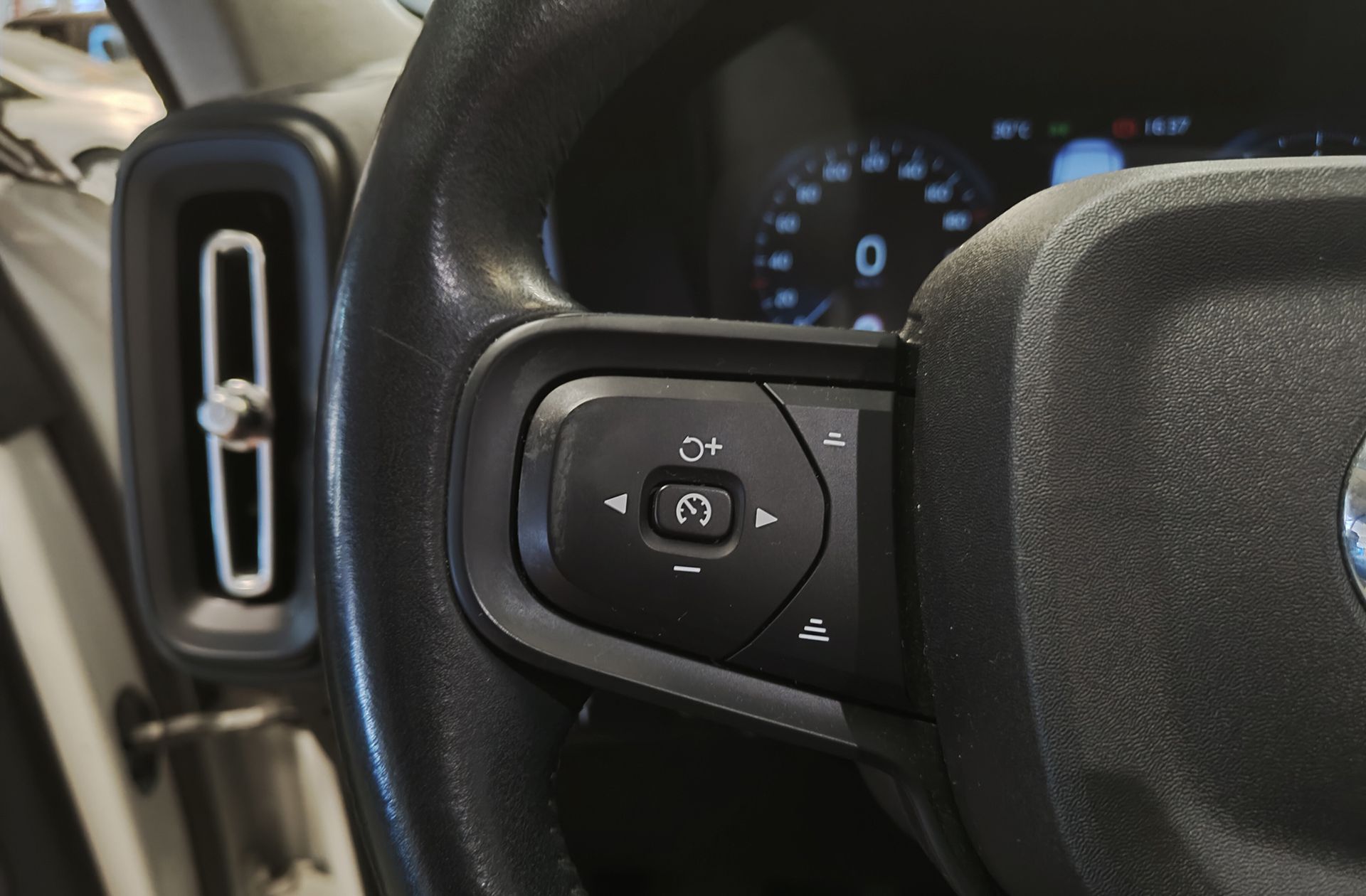 Volvo XC40 T2 Momentum Core - foto 24