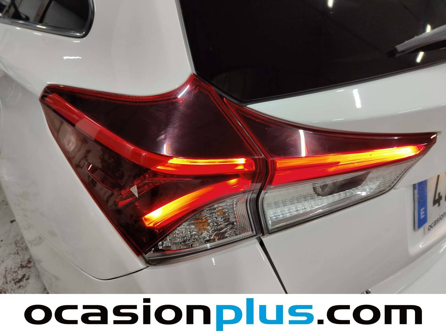 Acabados Toyota Auris Toyota Auris 140H Hybrid Touring Sports Business (136 CV)