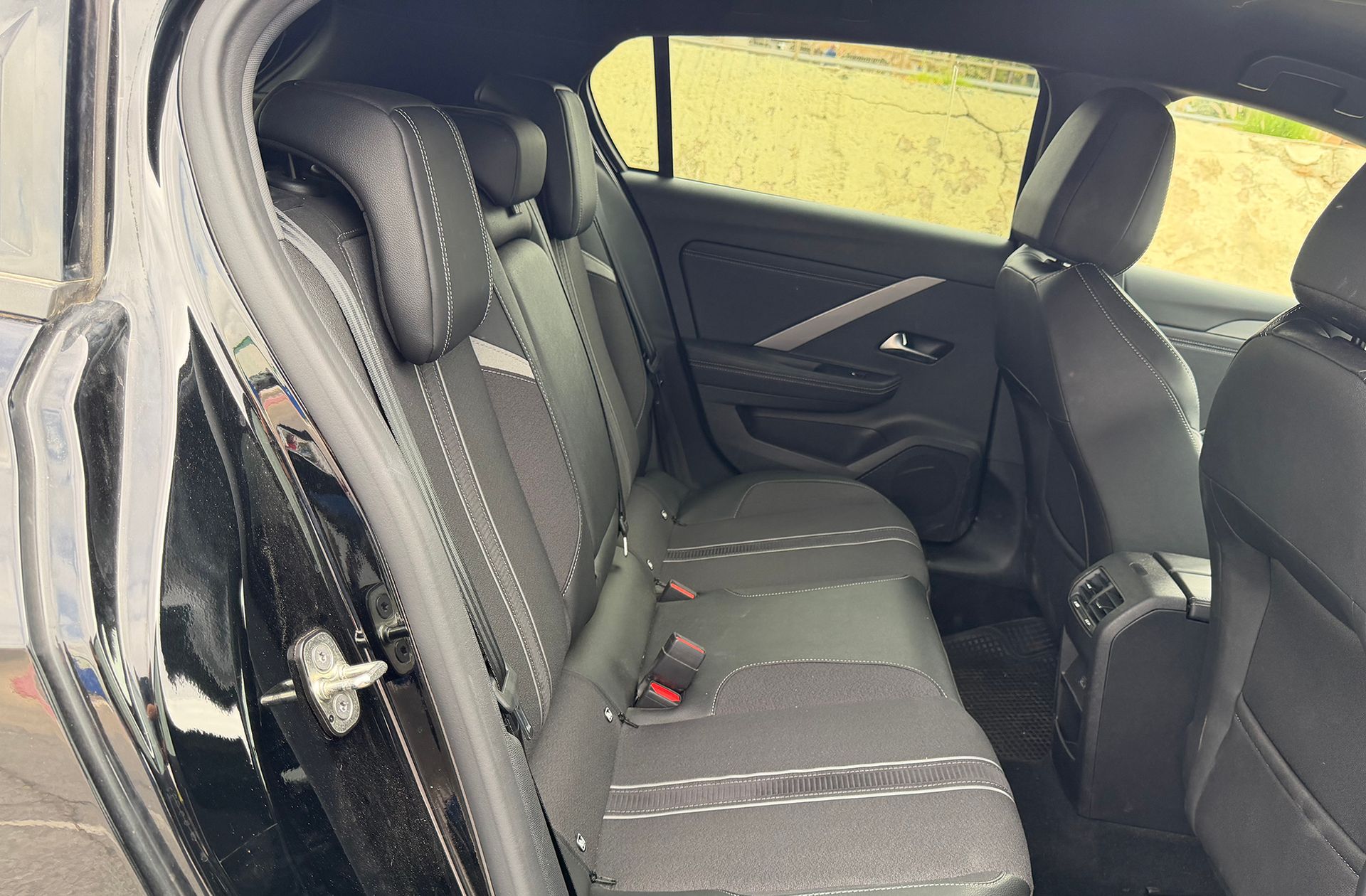 Opel Astra 1.2 Turbo XHT GS - foto 17