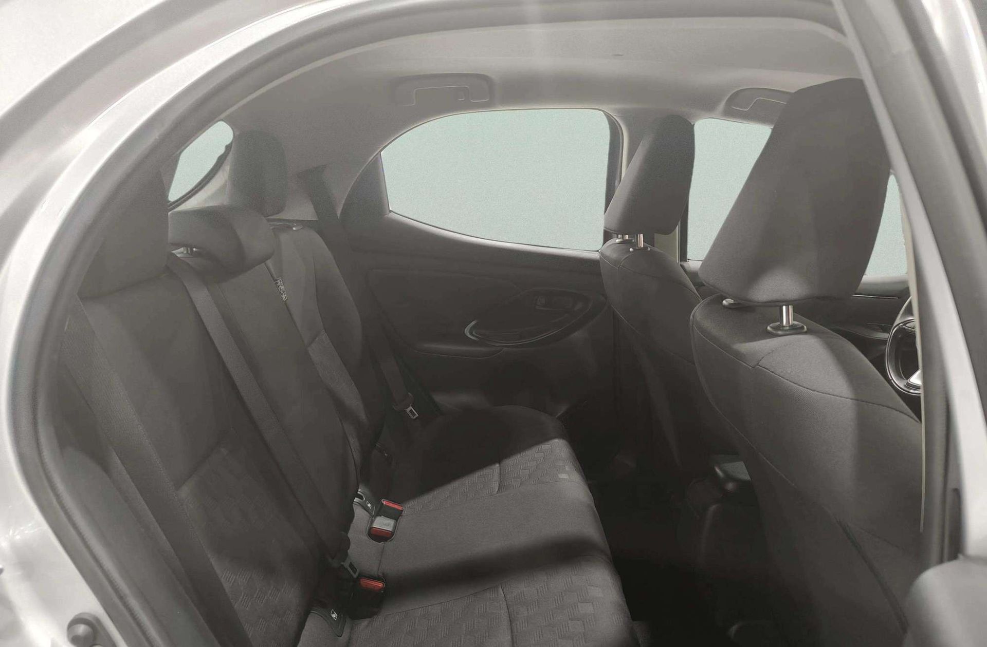 Toyota Yaris 120H Active Plus - foto 14