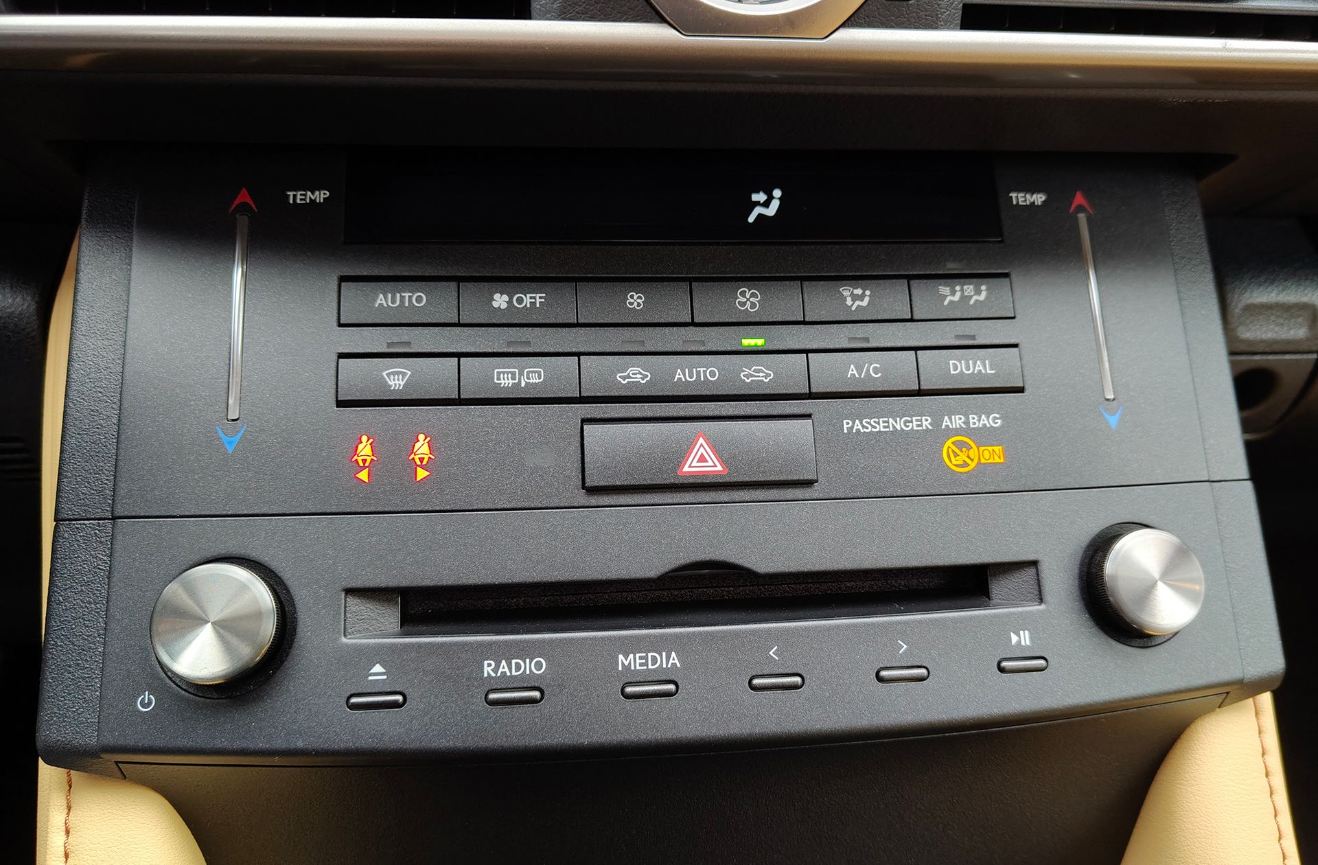 Lexus RC 300h Executive - foto 31