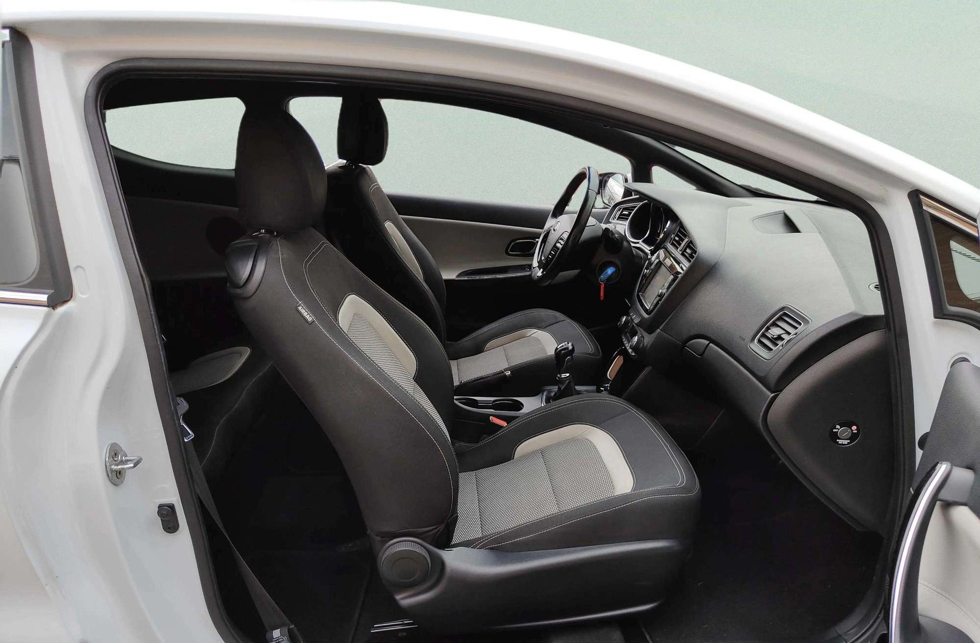 Kia ProCeed 1.6 CRDi VGT Eco-Dynamics x-Tech16 - foto 16