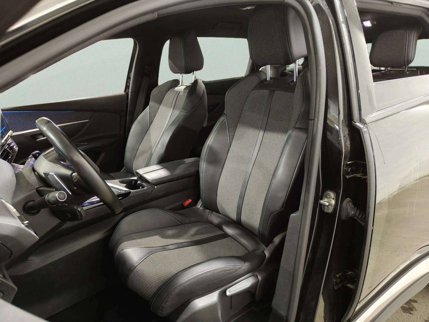 Foto asientos delanteros Peugeot 5008 Peugeot 5008 BlueHDI 130 S&S Allure Pack EAT8 (130 CV)