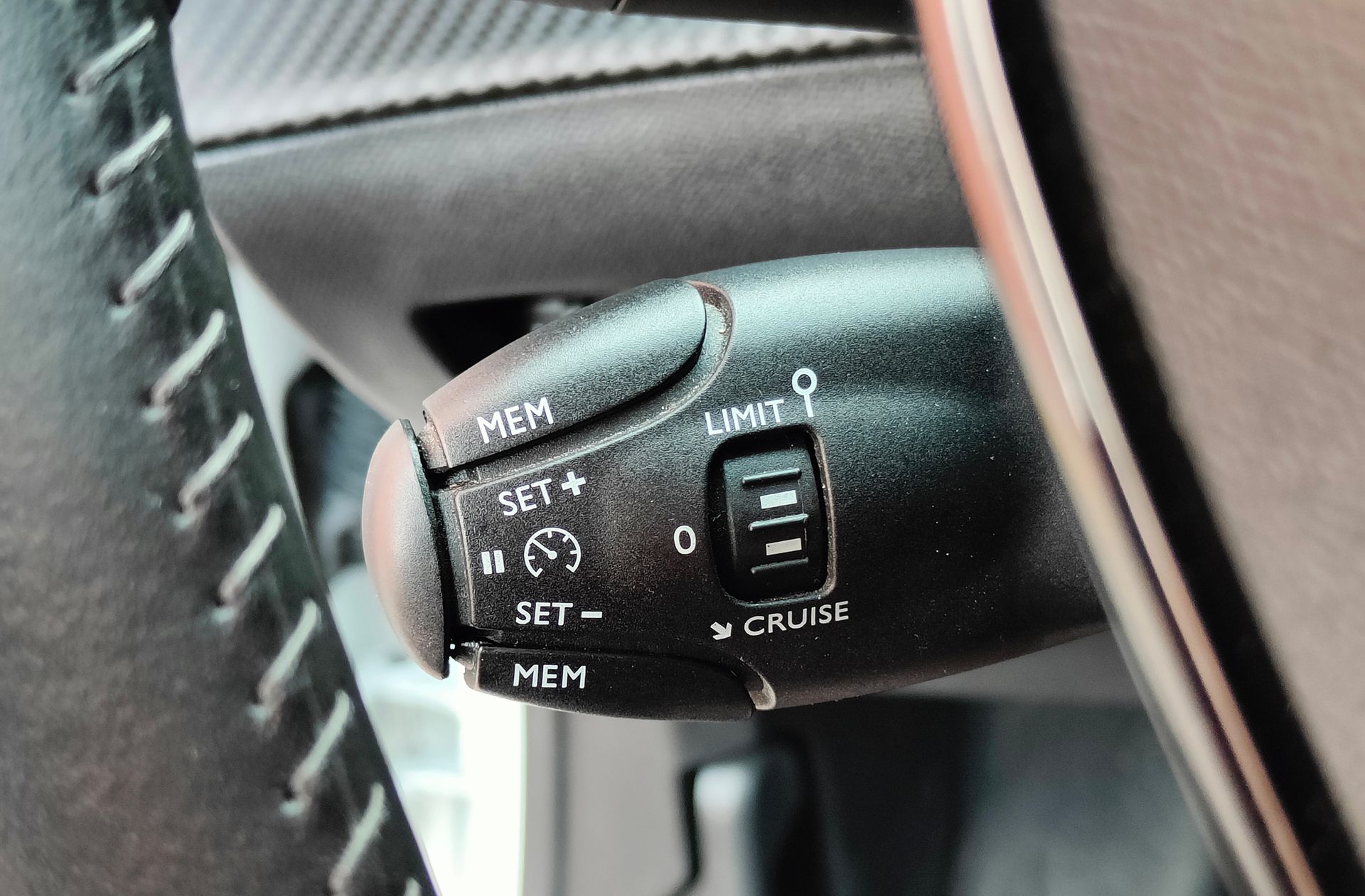 Peugeot 208 BlueHDi 100 Active Pack - foto 24