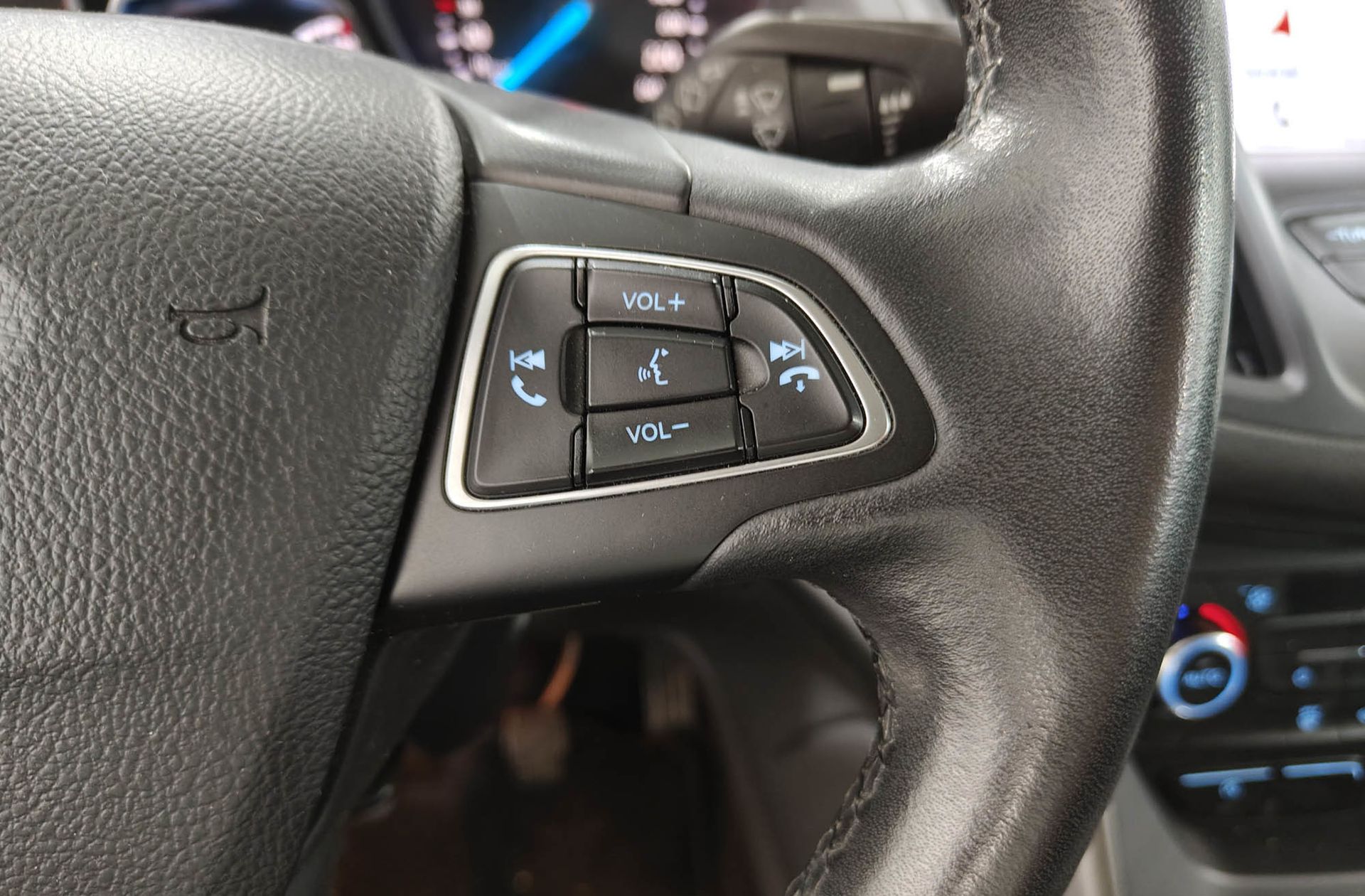 Ford Kuga 1.5 EcoBoost Trend 4x2 - foto 26