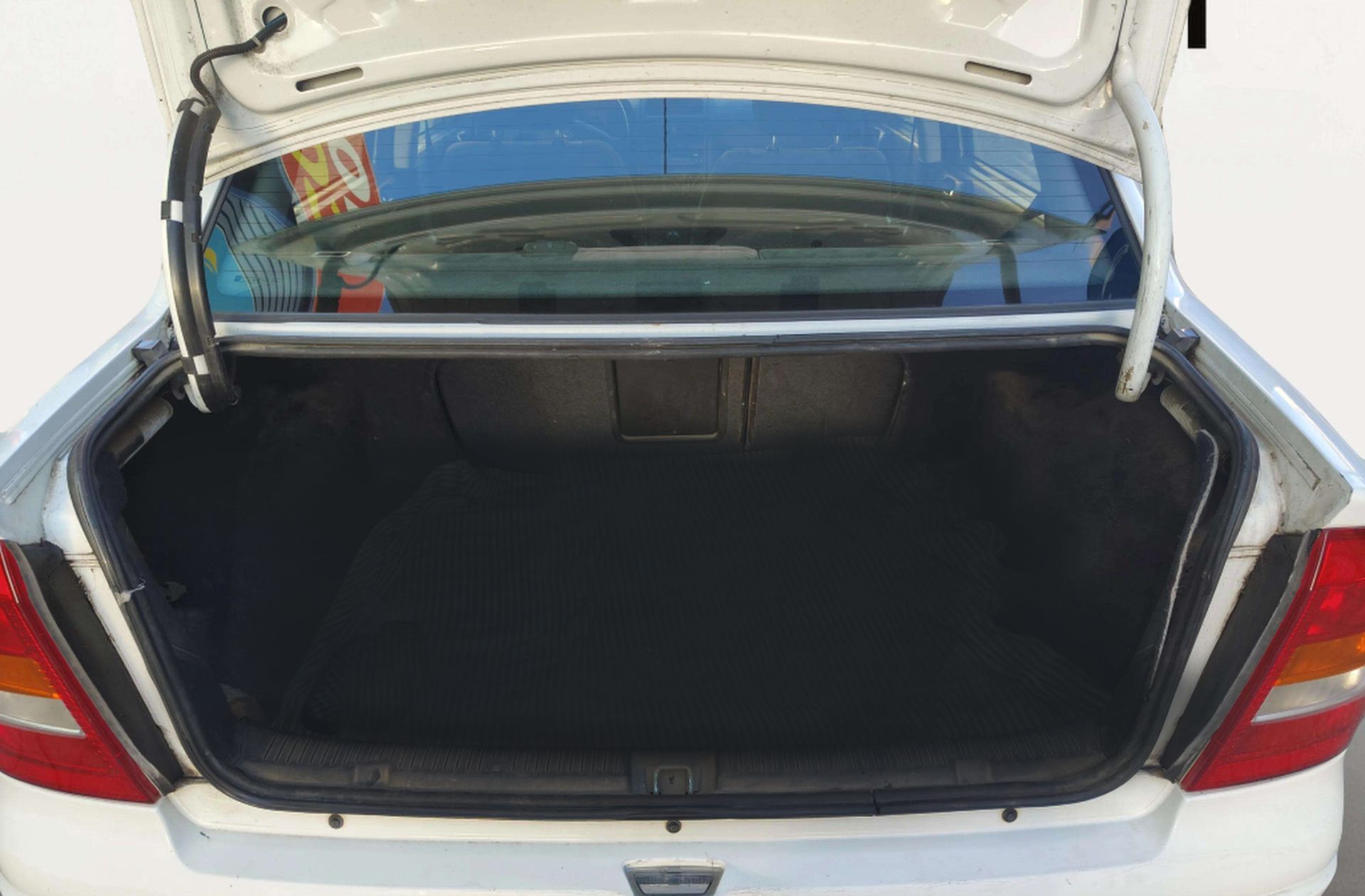 Opel Astra 1.6 Club Sedan - foto 12