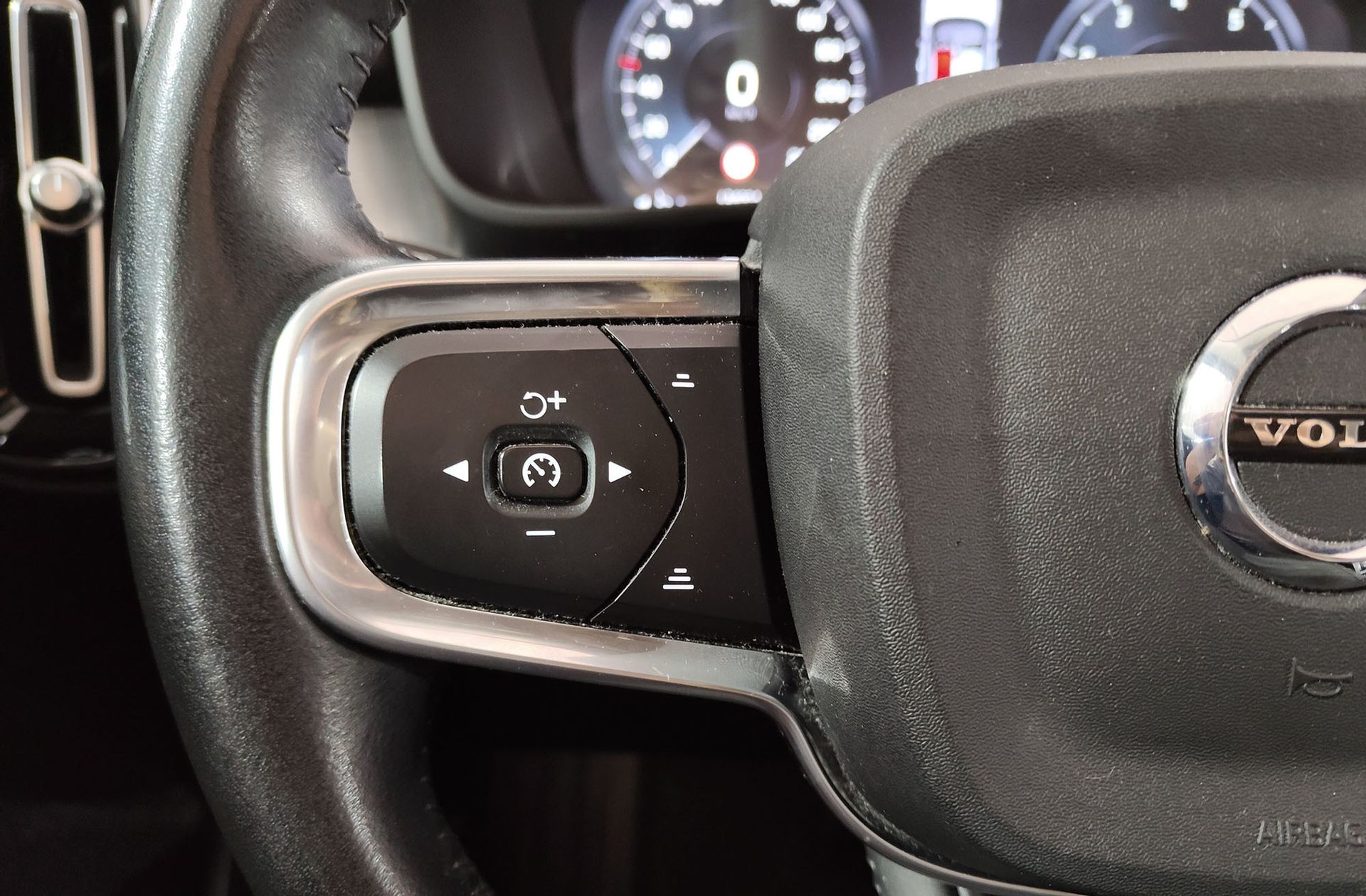 Volvo XC40 T2 Momentum Pro - foto 27