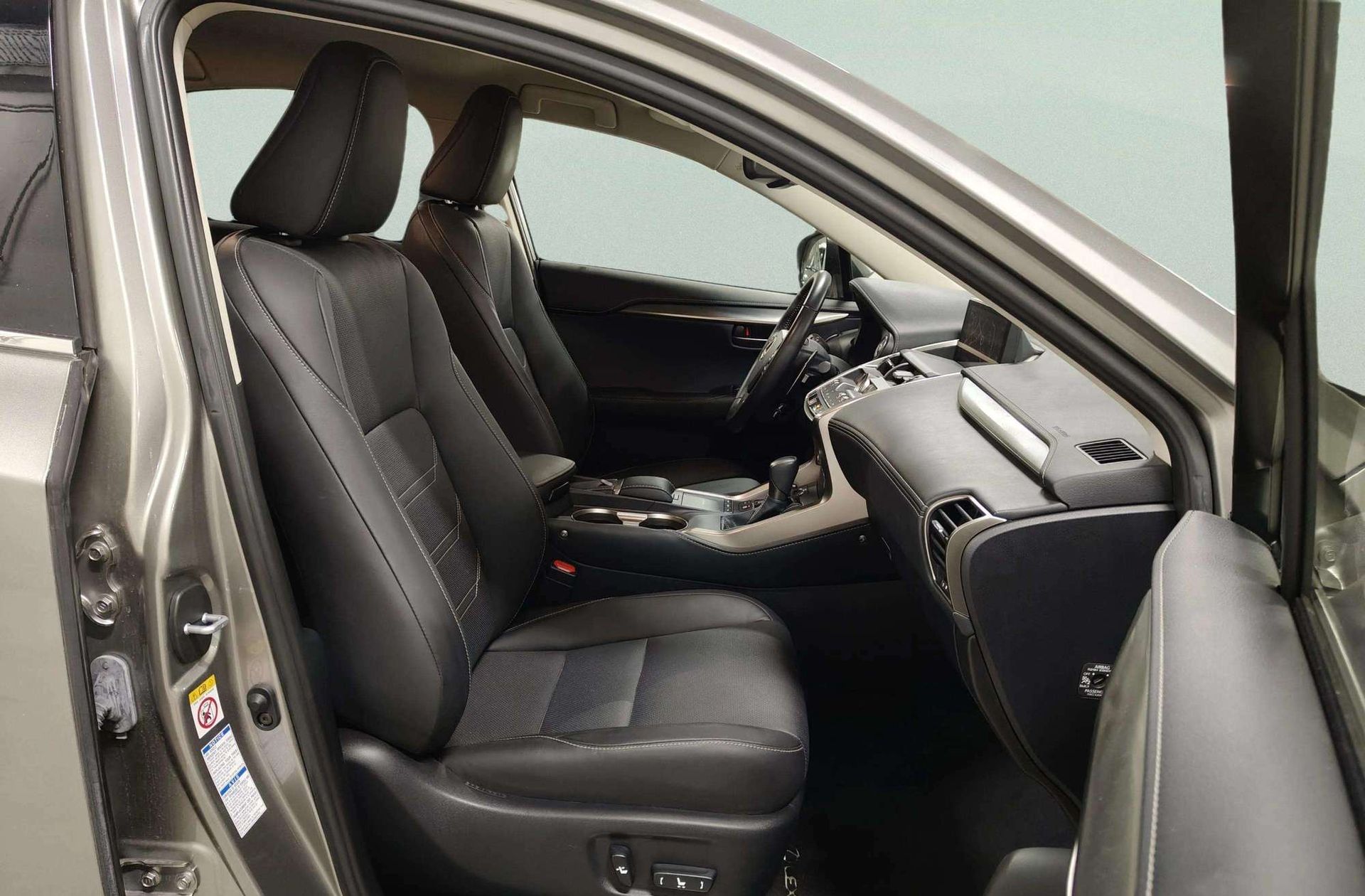 Lexus NX 300h Executive 4WD - foto 21